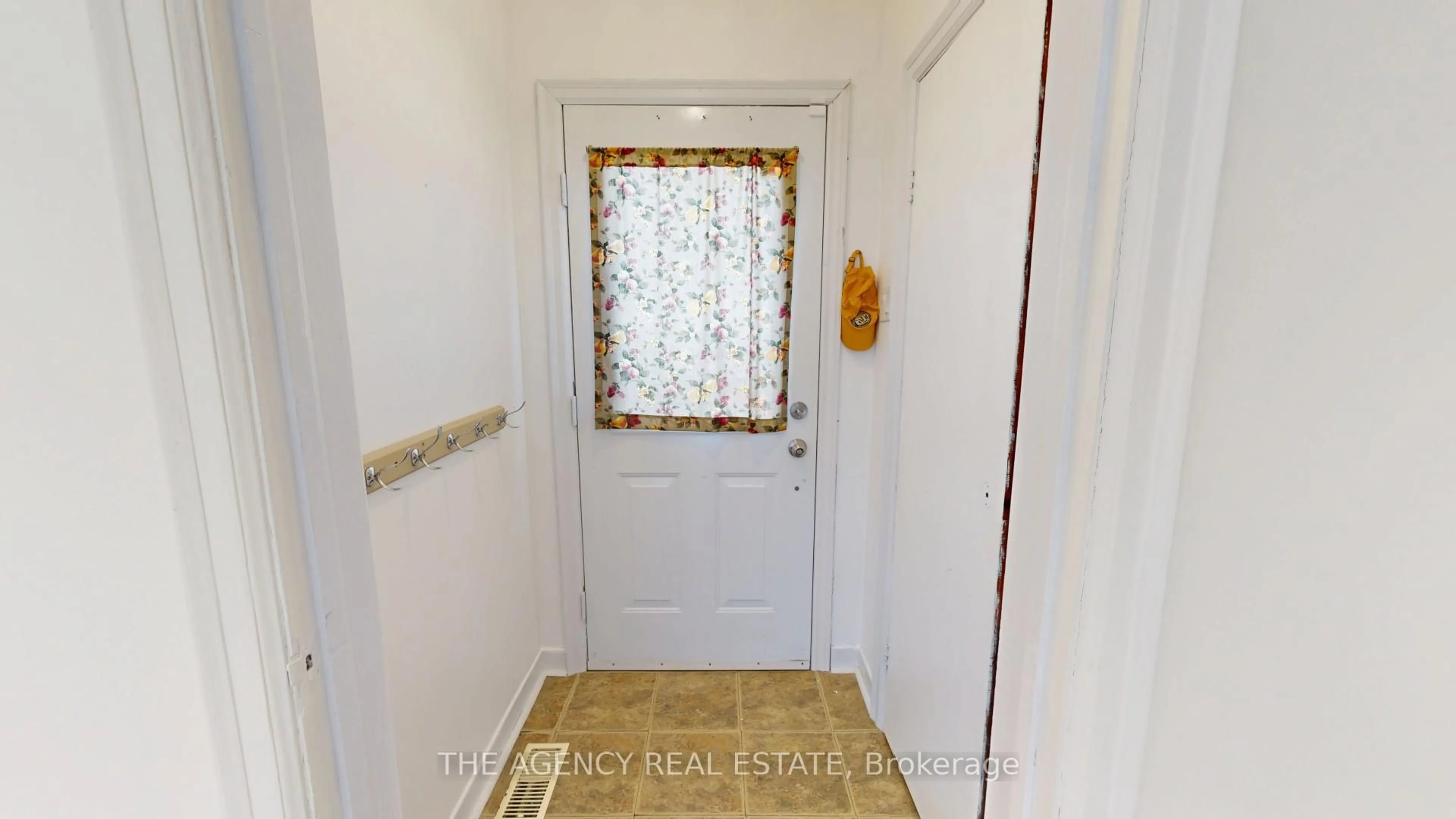 Indoor entryway for 9 Holborn Ave, London Ontario N6J 2P3