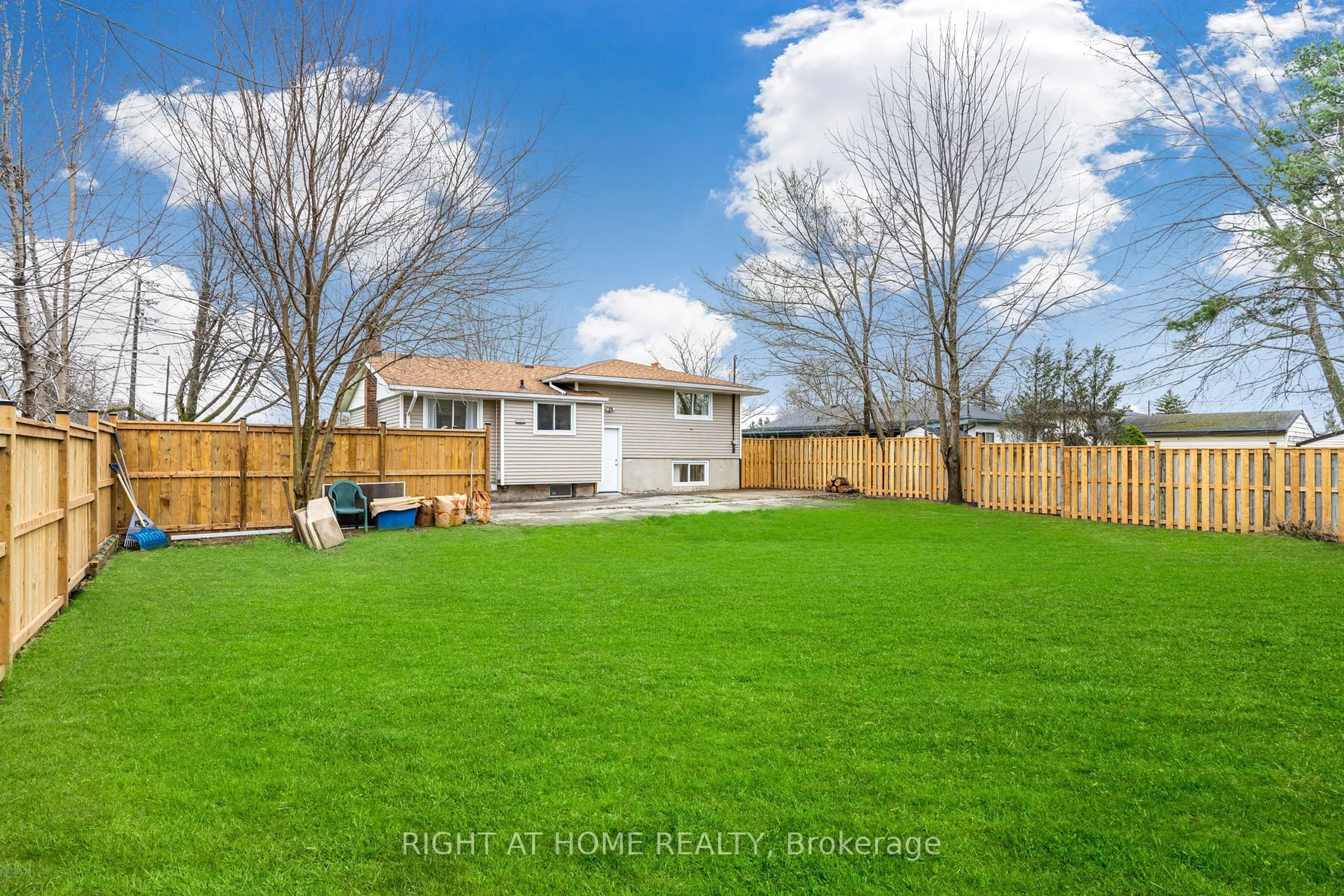 A pic from outside/outdoor area/front of a property/back of a property/a pic from drone, unknown for 3 Northgate Dr, Welland Ontario L3C 5Y2