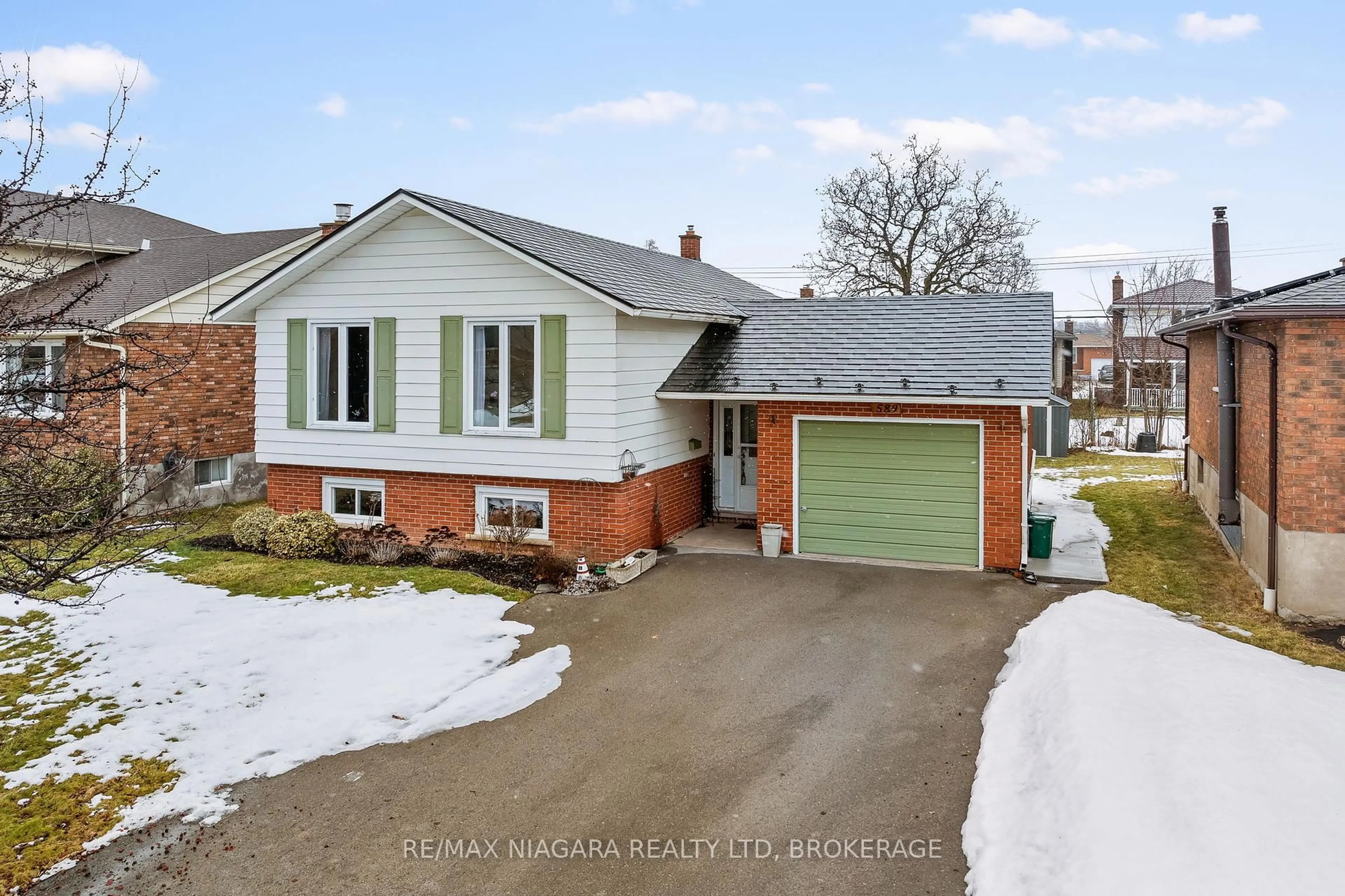 A pic from outside/outdoor area/front of a property/back of a property/a pic from drone, street for 589 Stanley St, Port Colborne Ontario L3K 3B2