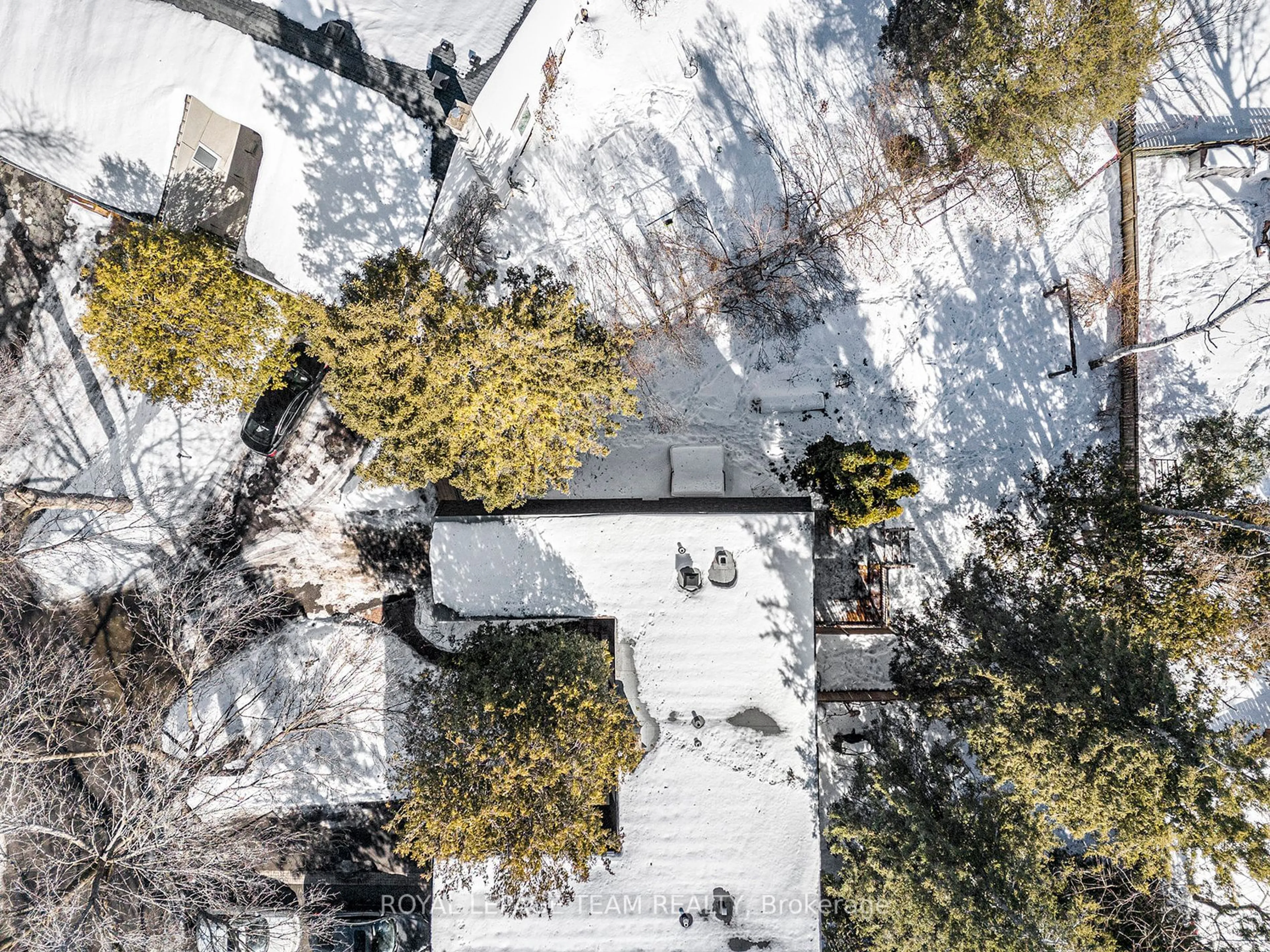 A pic from outside/outdoor area/front of a property/back of a property/a pic from drone, street for 70 Cymbeline Dr, Bells Corners and South to Fallowfield Ontario K2H 7Y1