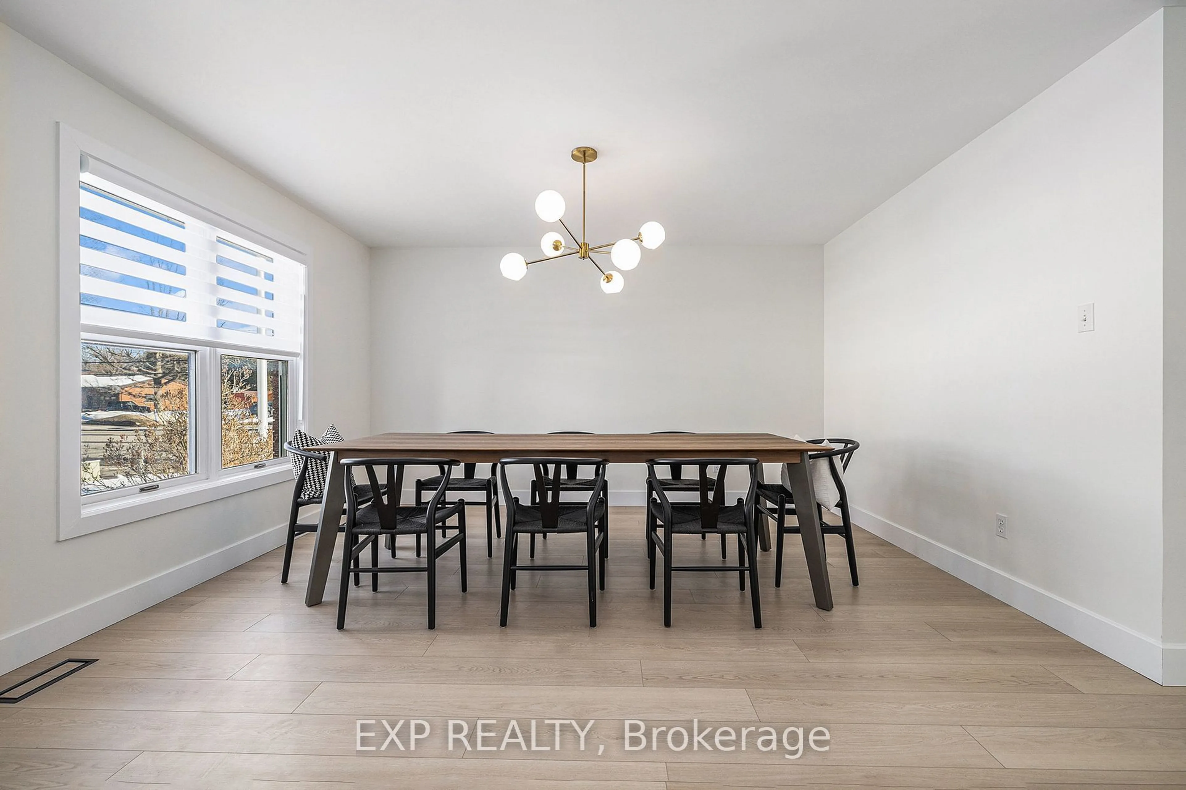 Dining room, wood/laminate floor for 2 Lundy's Lane, Stittsville - Munster - Richmond Ontario K0A 2Z0