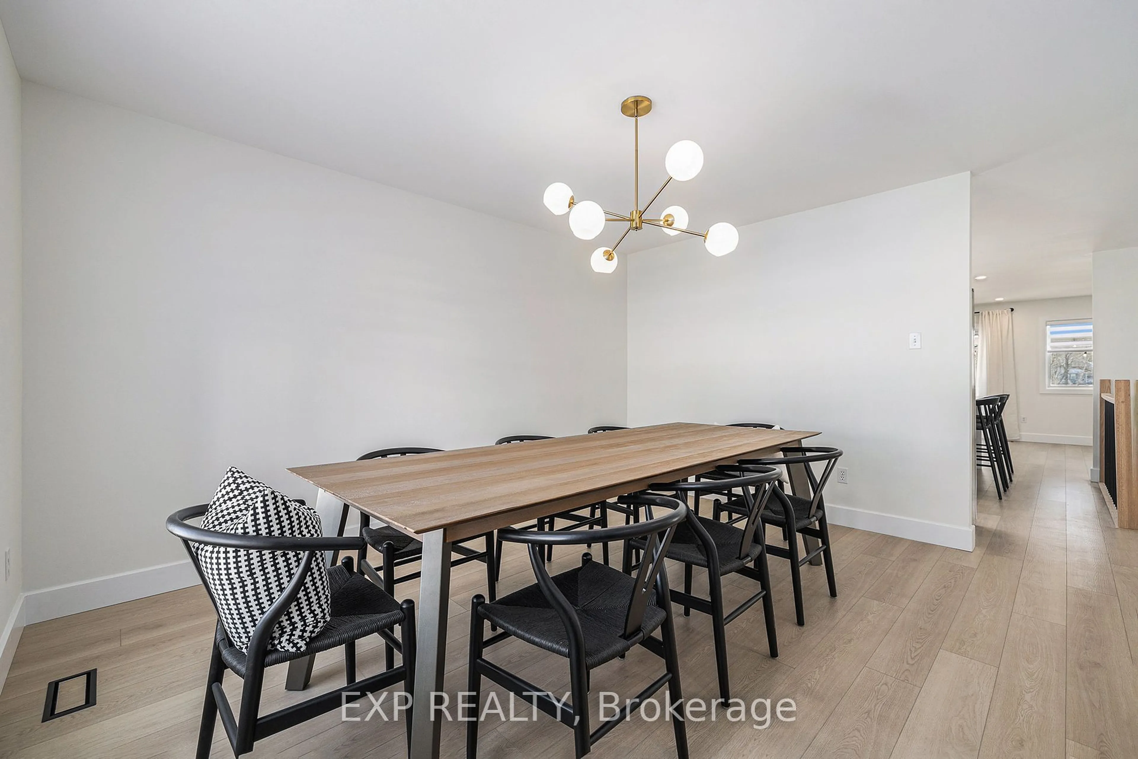 Dining room, wood/laminate floor for 2 Lundy's Lane, Stittsville - Munster - Richmond Ontario K0A 2Z0