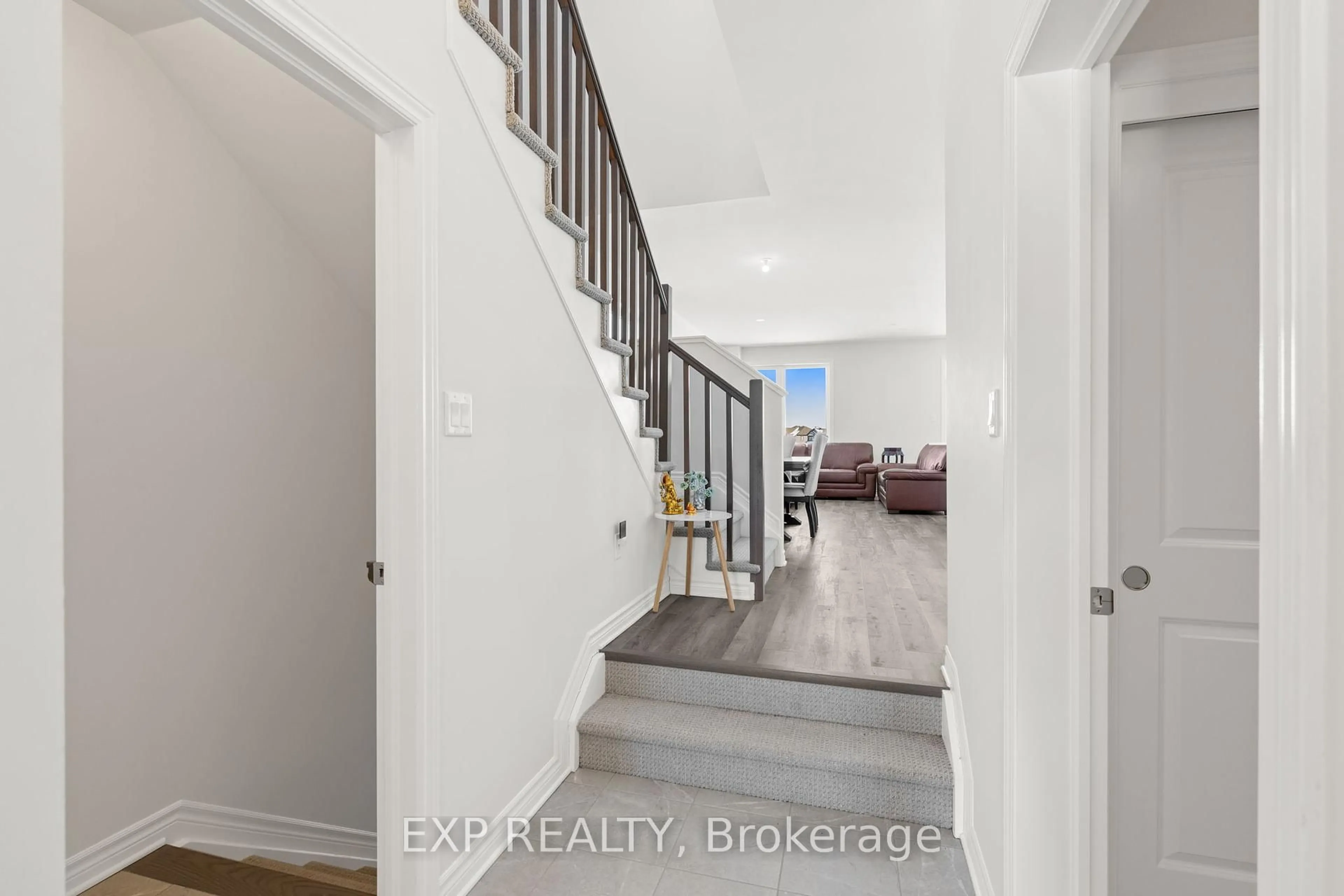 Indoor entryway for 441 Clubtail N/A, Ottawa Ontario K1X 0M9