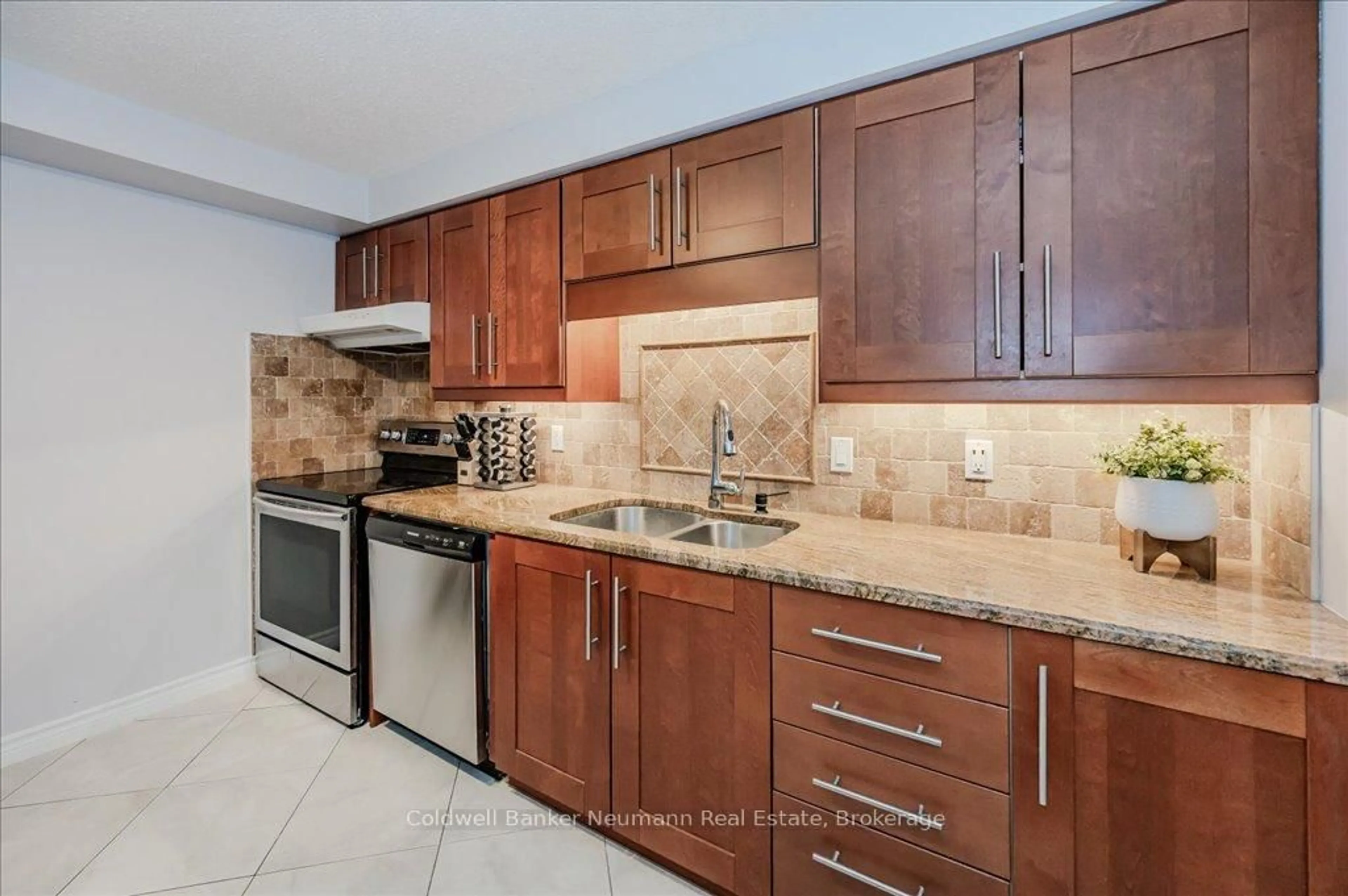 Standard kitchen, ceramic/tile floor for 35 Green Valley Dr #1204, Kitchener Ontario N2P 2A5