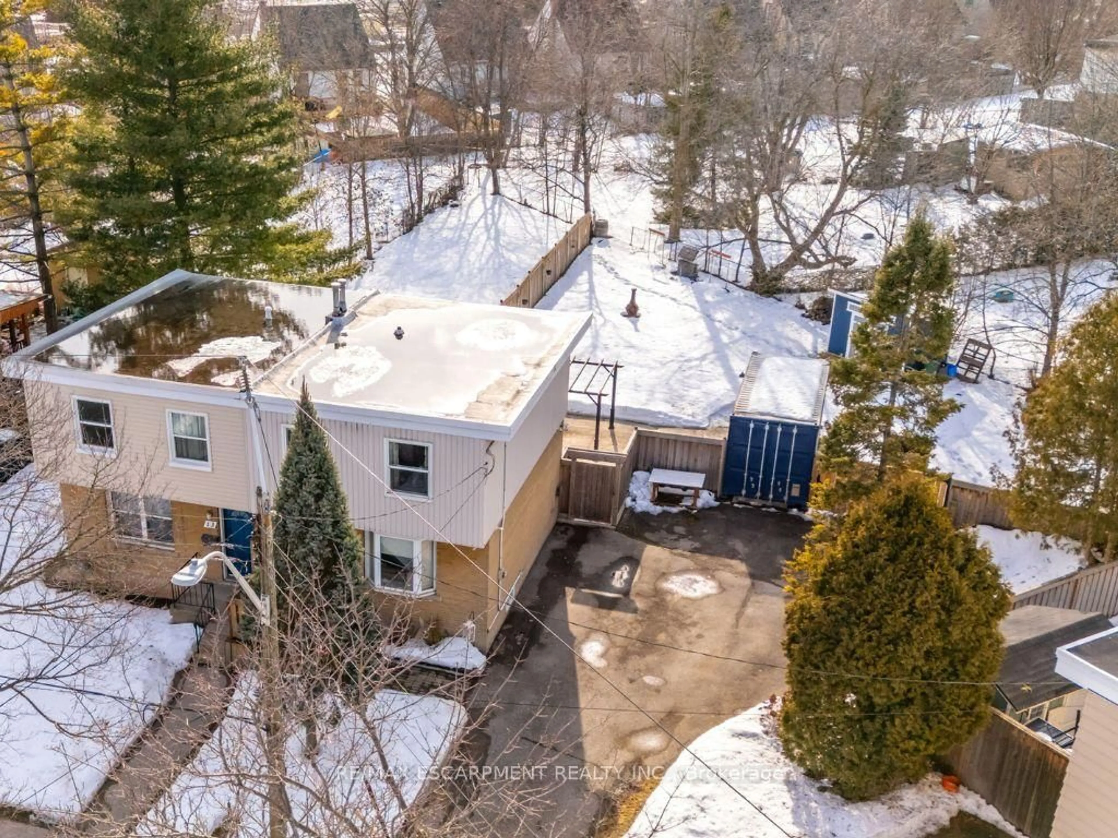 A pic from outside/outdoor area/front of a property/back of a property/a pic from drone, unknown for 15 Eastvale Pl, Hamilton Ontario L8H 1N9