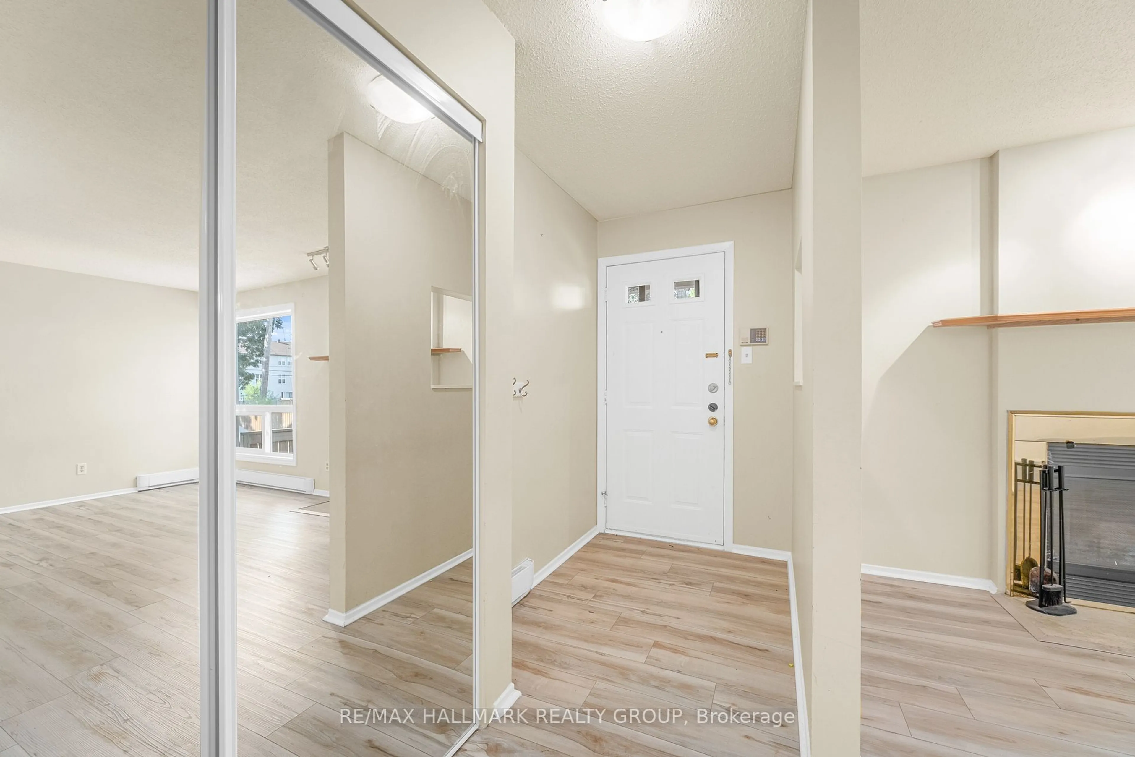 Indoor entryway for 20 Hart Ave #B, Overbrook - Castleheights and Area Ontario K1K 4H8