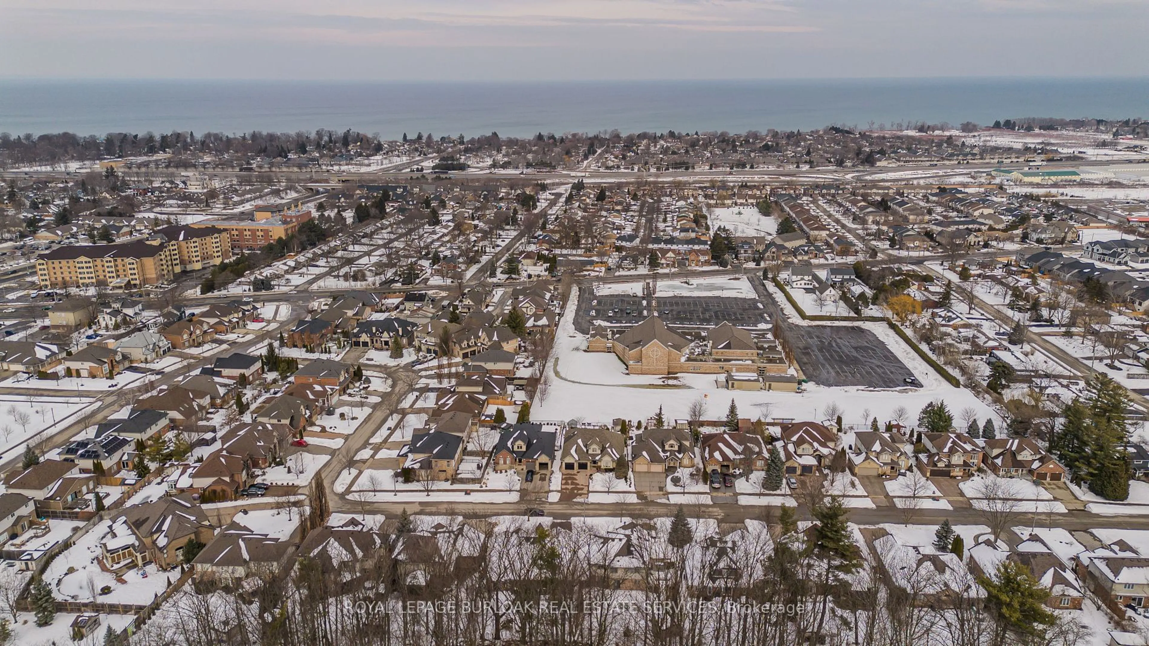 A pic from outside/outdoor area/front of a property/back of a property/a pic from drone, street for 82 Terrace Dr, Grimsby Ontario L3M 1B5