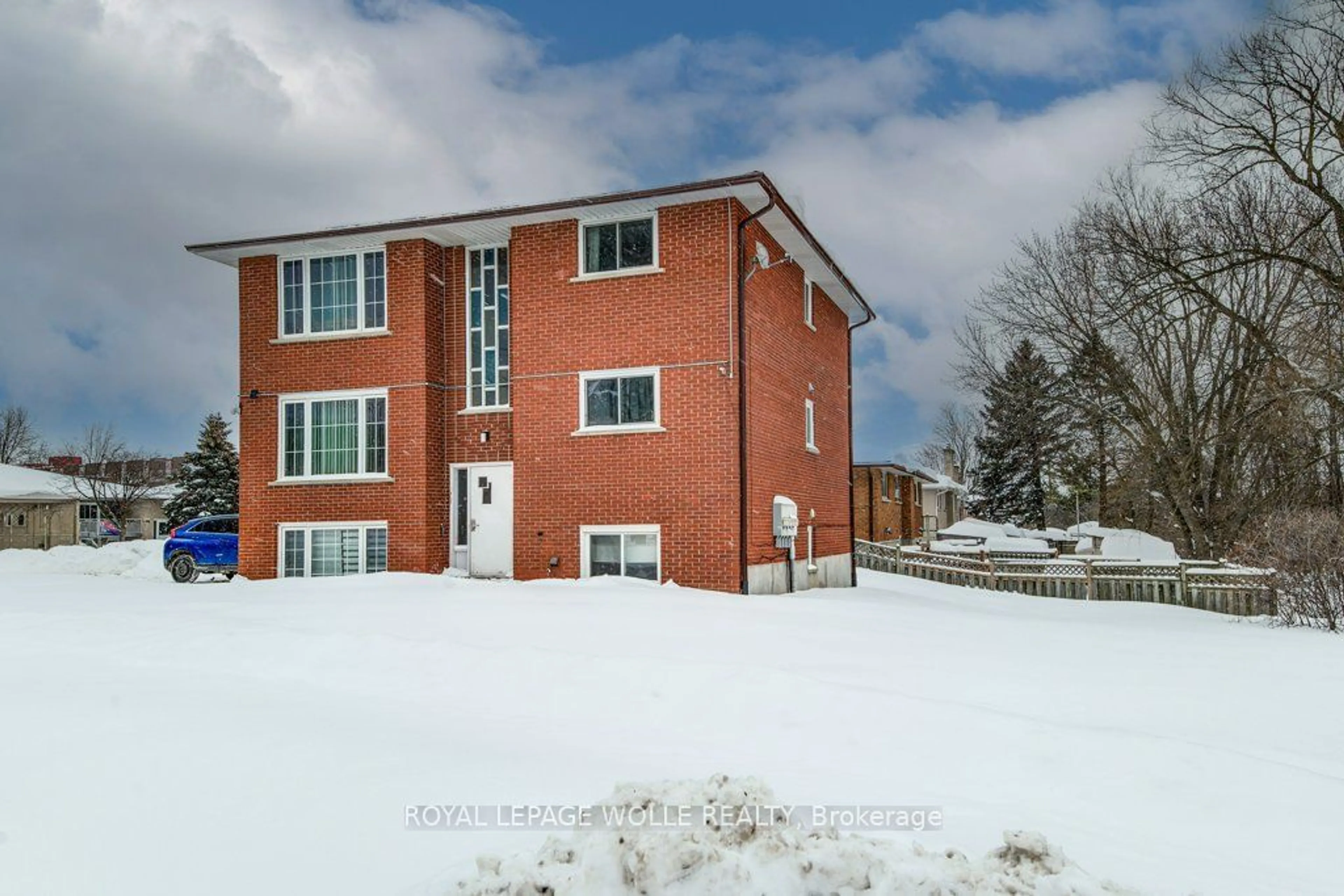 A pic from outside/outdoor area/front of a property/back of a property/a pic from drone, building for 103 Vicmount Dr, Kitchener Ontario N2M 2A2