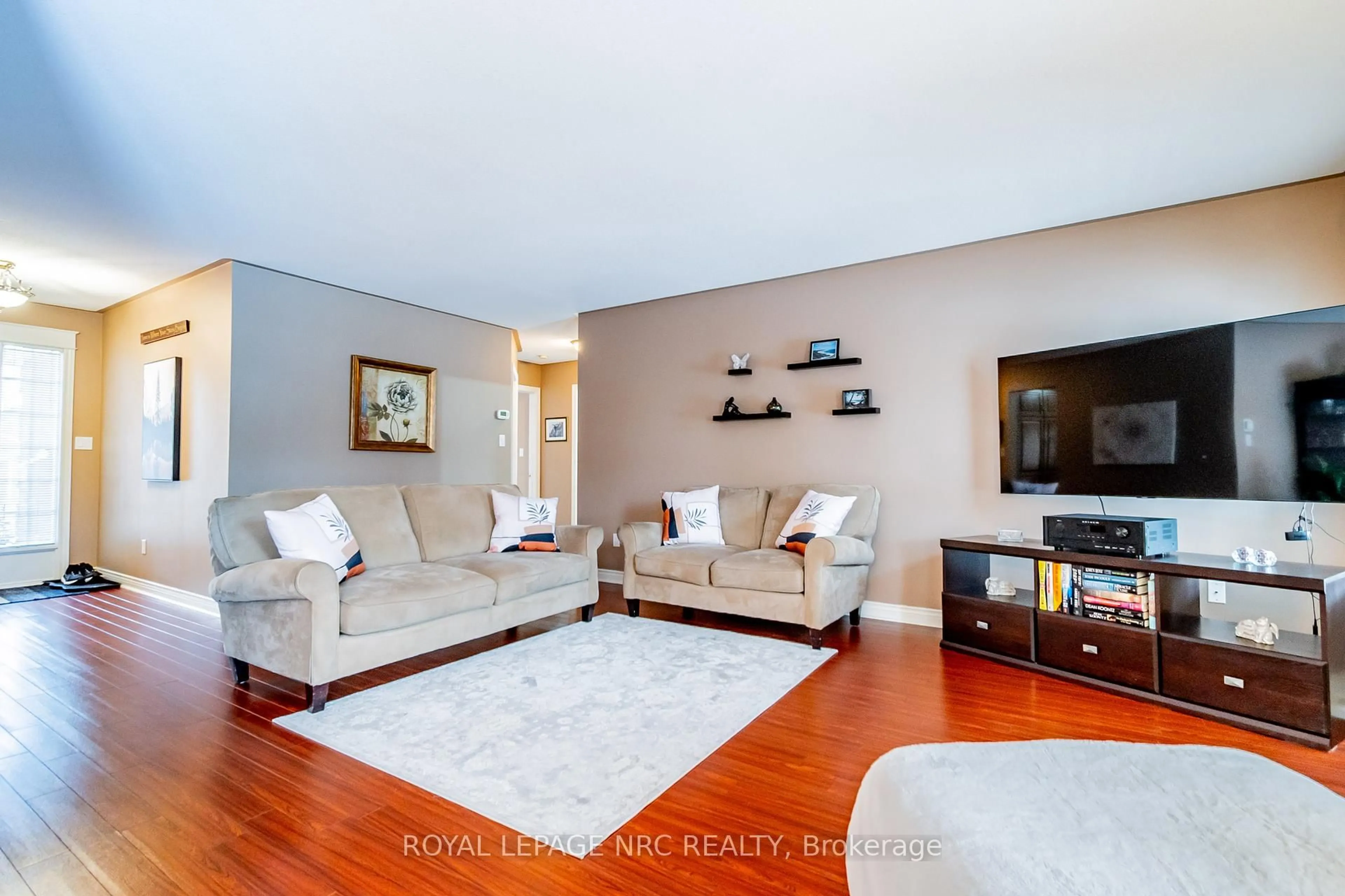 Living room with furniture, wood/laminate floor for 199 MICHAEL Dr, Welland Ontario L3C 7B8