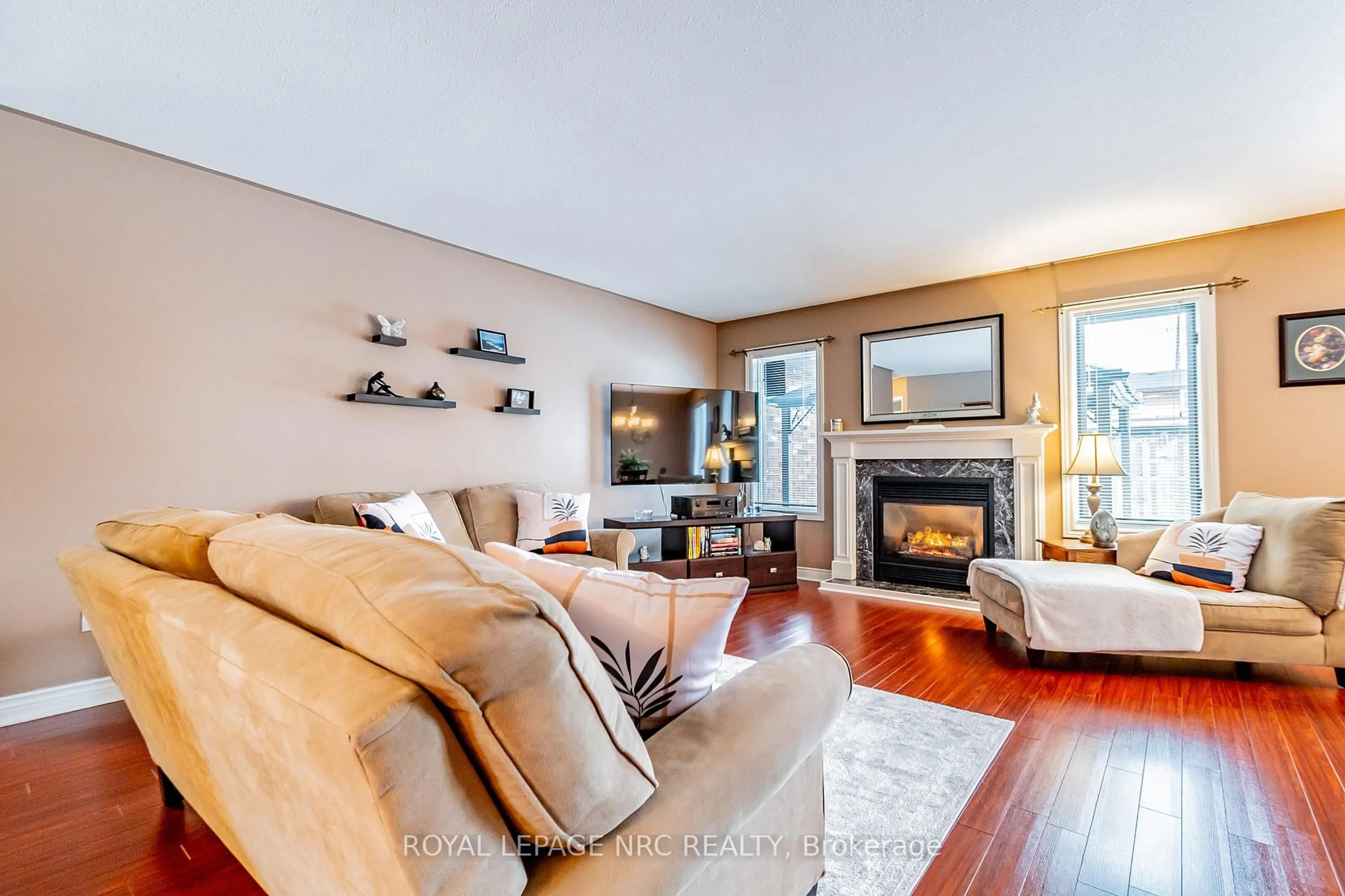 Living room with furniture, wood/laminate floor for 199 MICHAEL Dr, Welland Ontario L3C 7B8