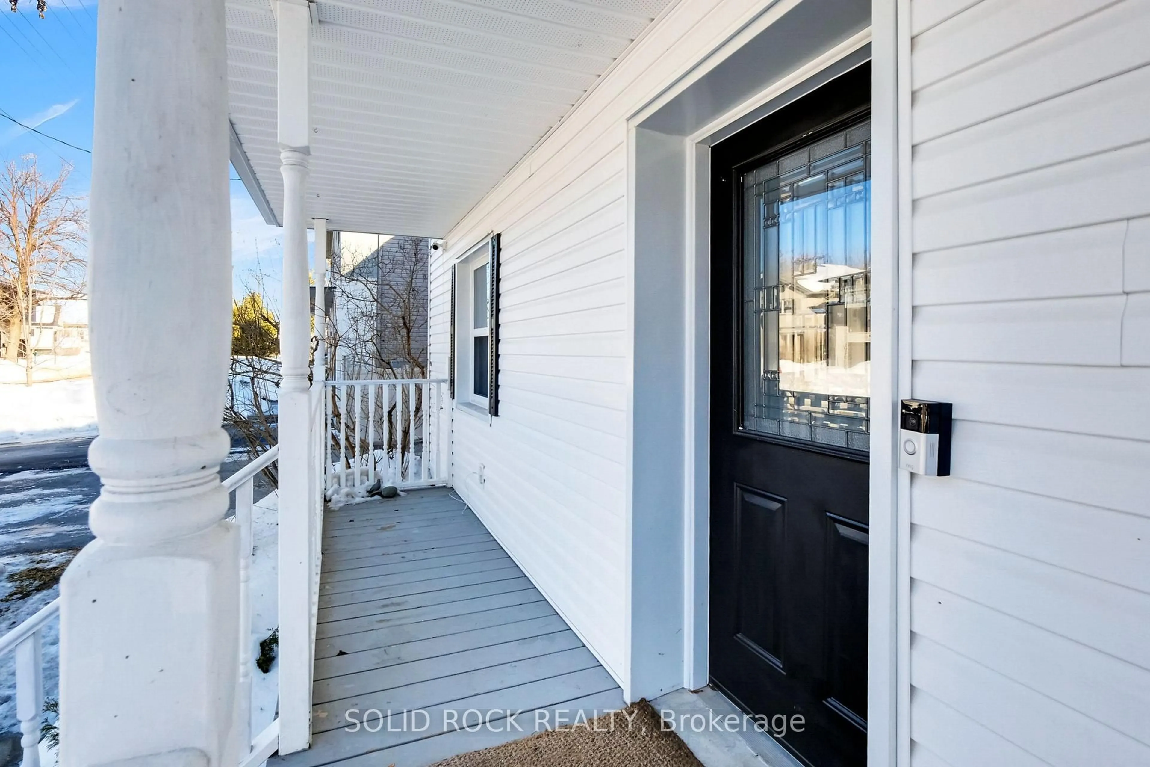 Indoor entryway for 552 MUTUAL St, Overbrook - Castleheights and Area Ontario K1K 1C6