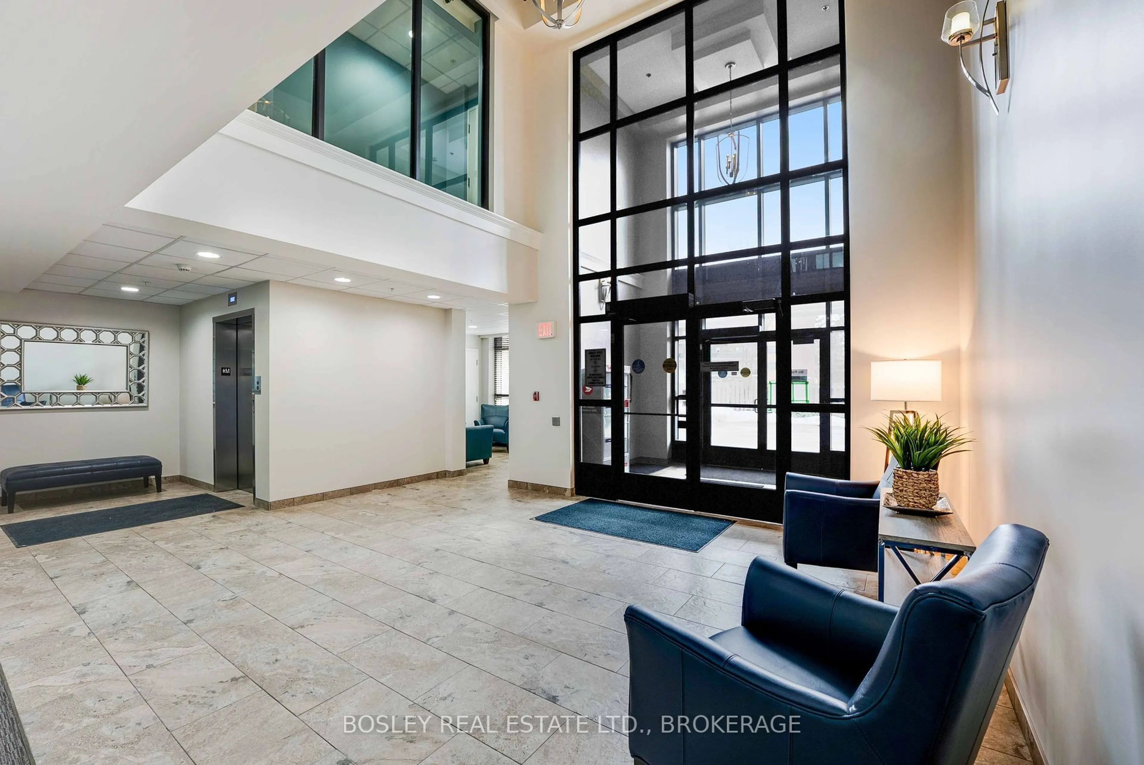 Indoor foyer for 379 Scott St #102, St. Catharines Ontario L2M 3W2