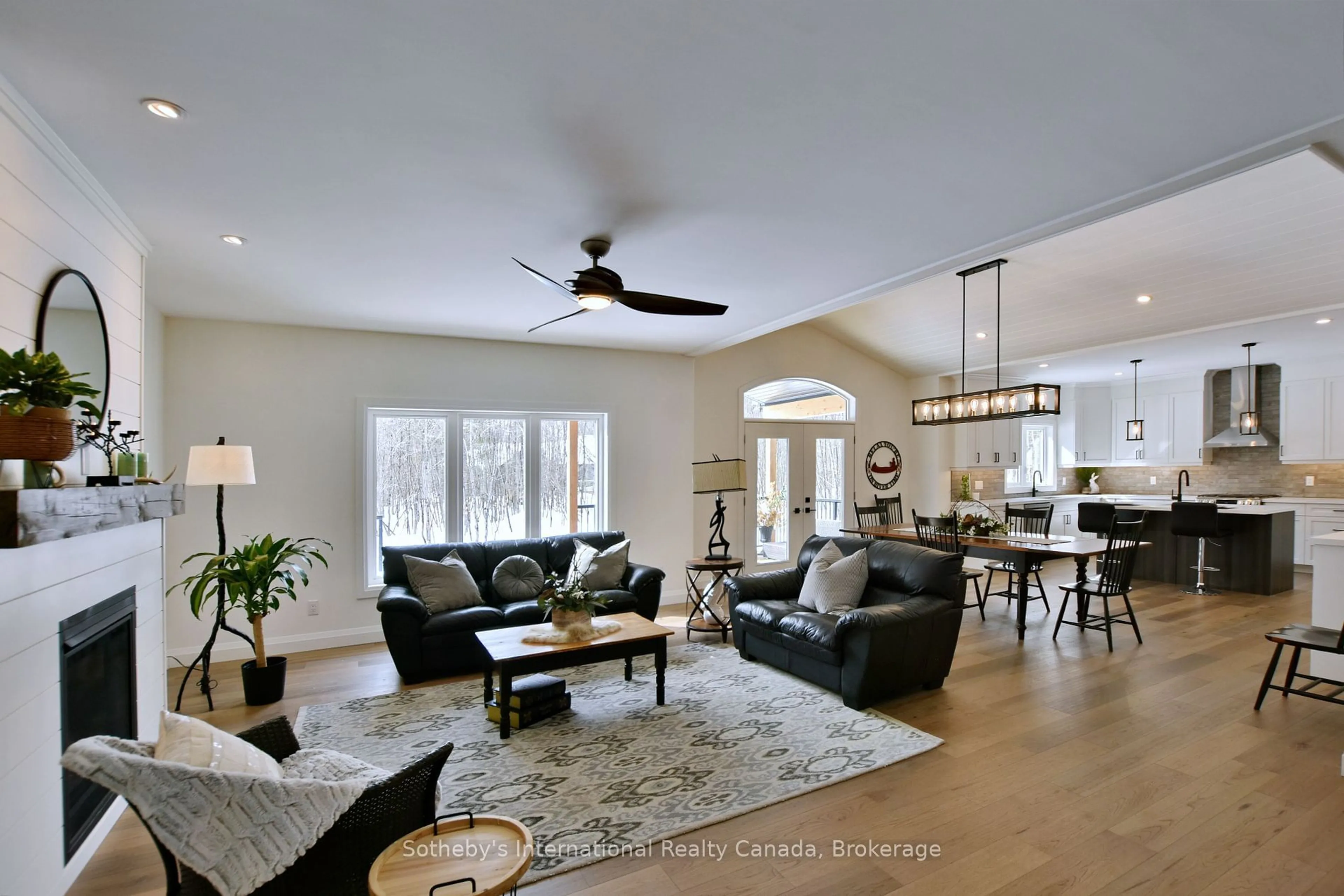Living room with furniture, unknown for 1030 Xavier St, Gravenhurst Ontario P0E 1G0