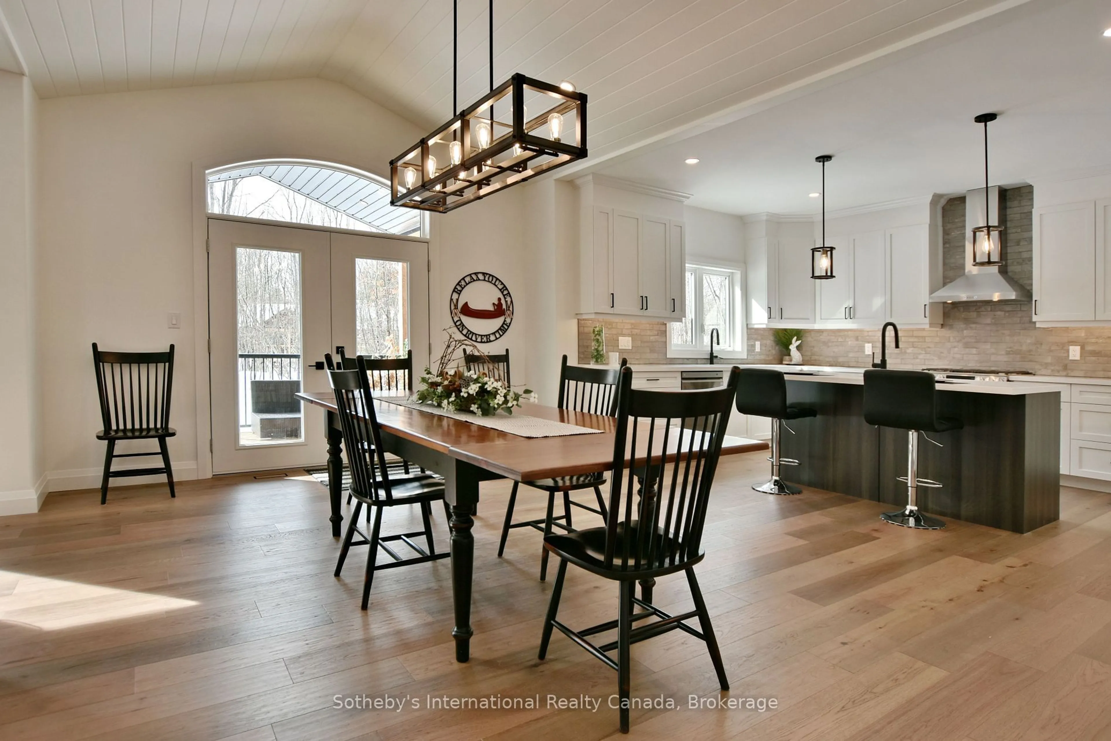 Open concept kitchen, wood/laminate floor for 1030 Xavier St, Gravenhurst Ontario P0E 1G0