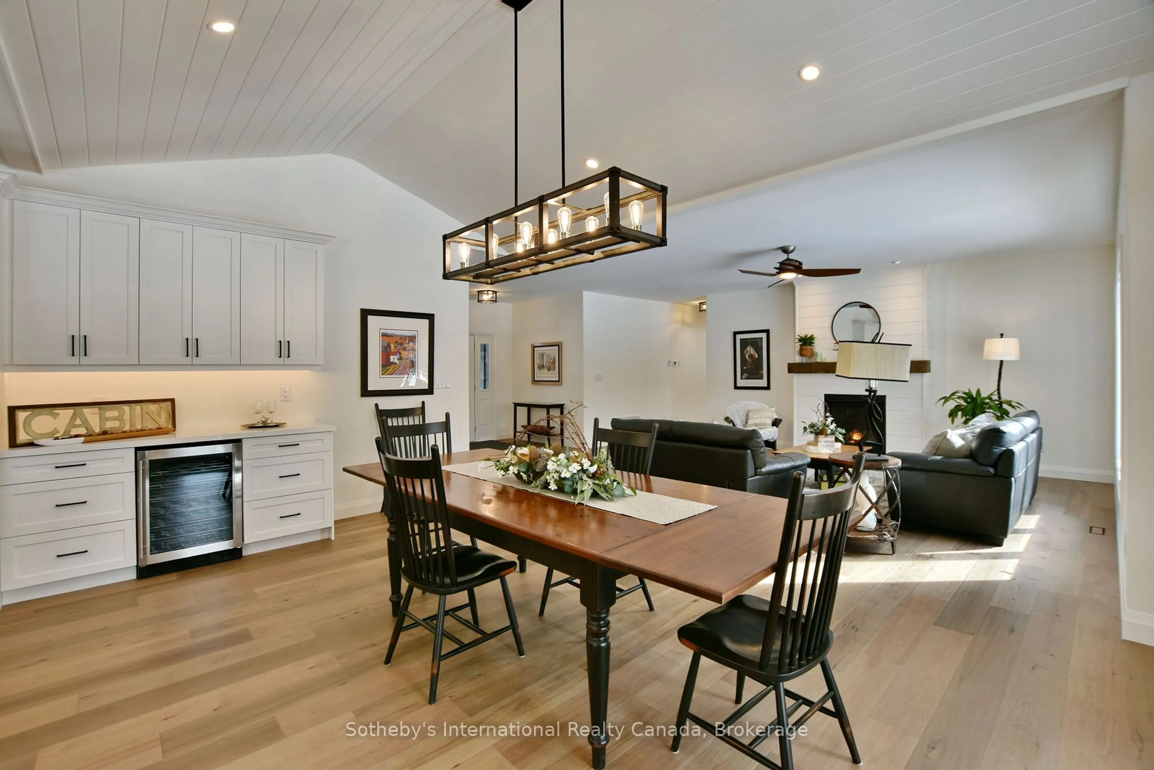 Open concept kitchen, wood/laminate floor for 1030 Xavier St, Gravenhurst Ontario P0E 1G0