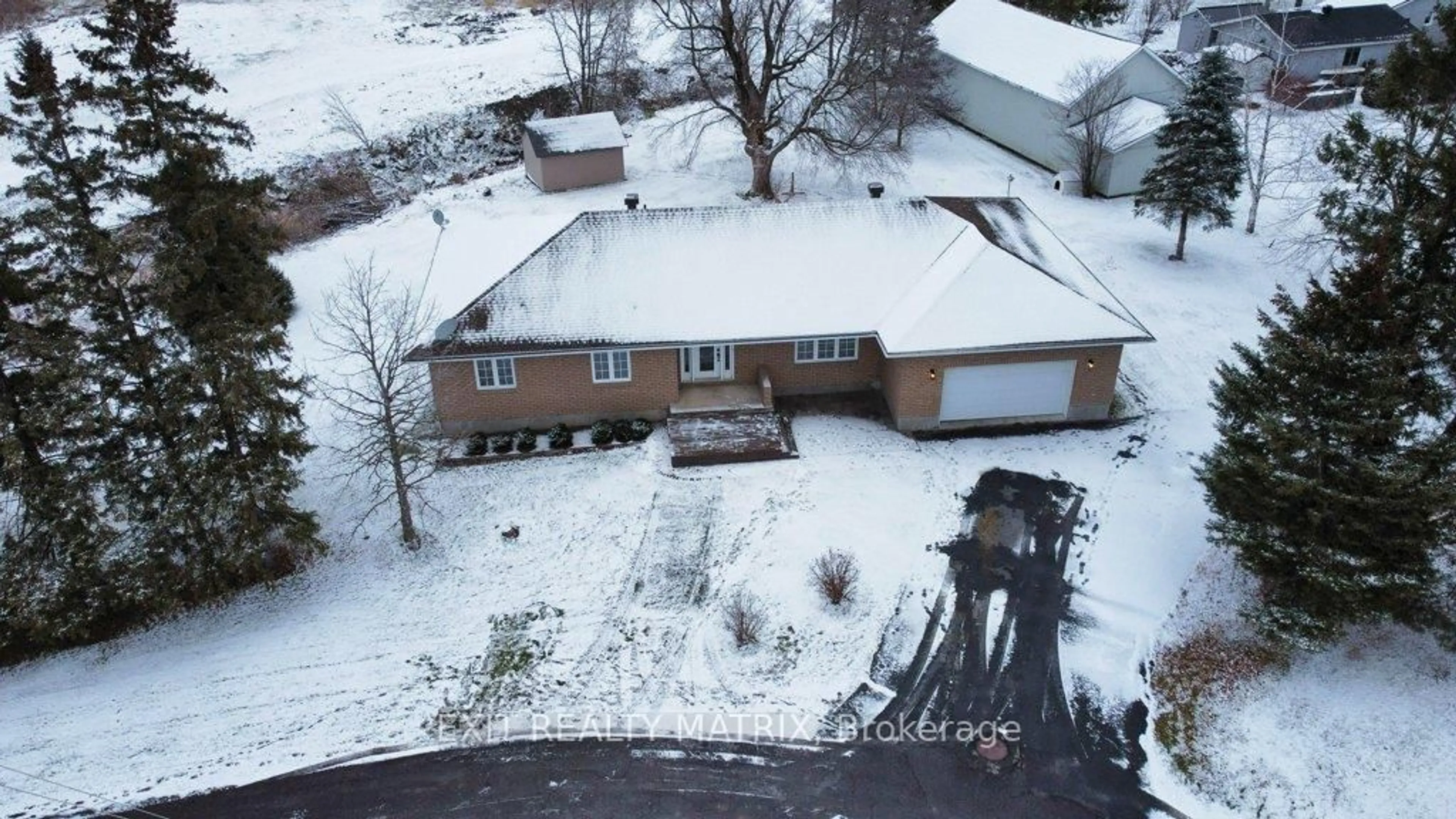 A pic from outside/outdoor area/front of a property/back of a property/a pic from drone, building for 7 Bridge St, North Stormont Ontario K0A 1R0