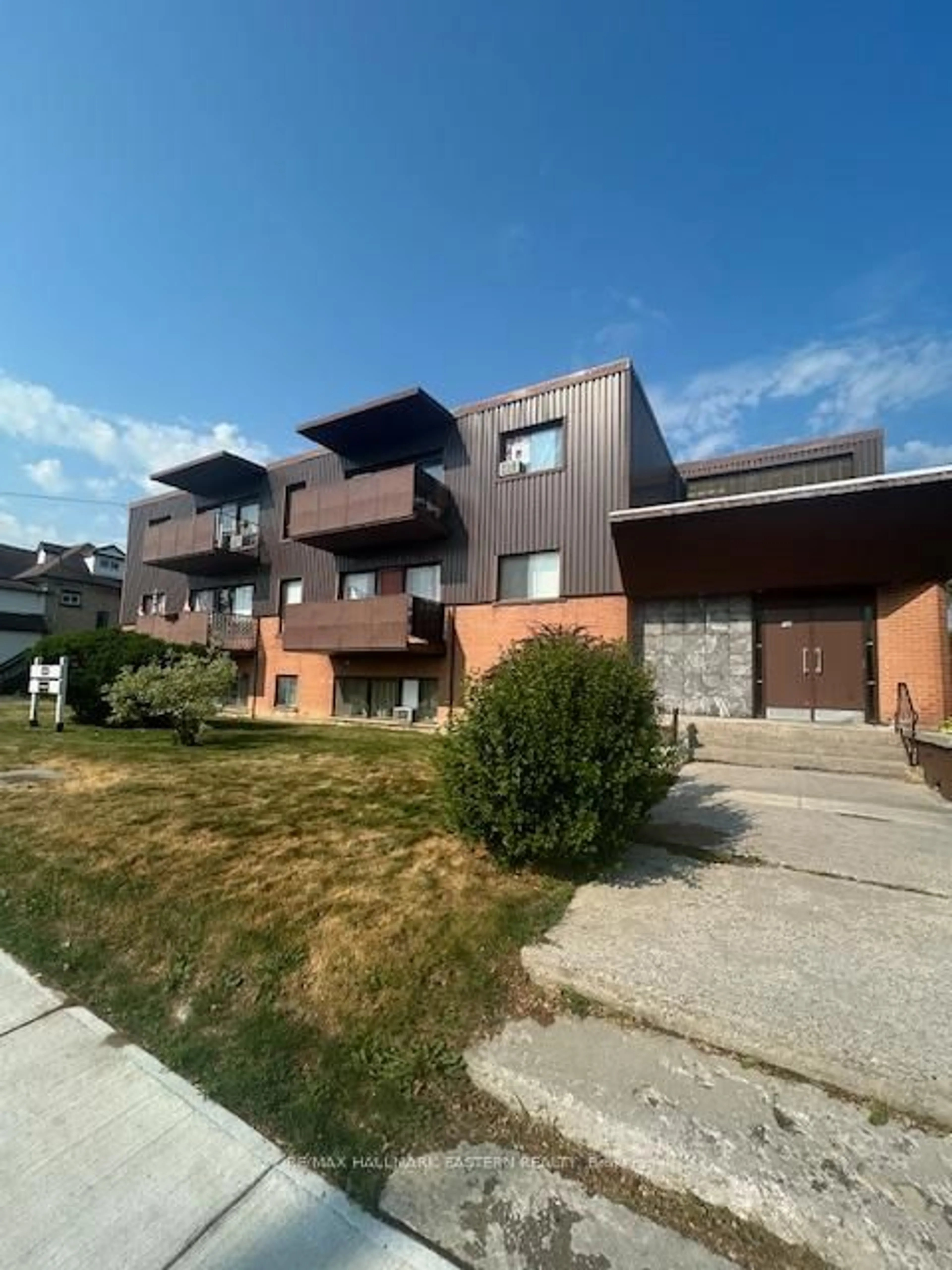 Home with brick exterior material, building for 155 Lindsay St, Kawartha Lakes Ontario K9V 2M9