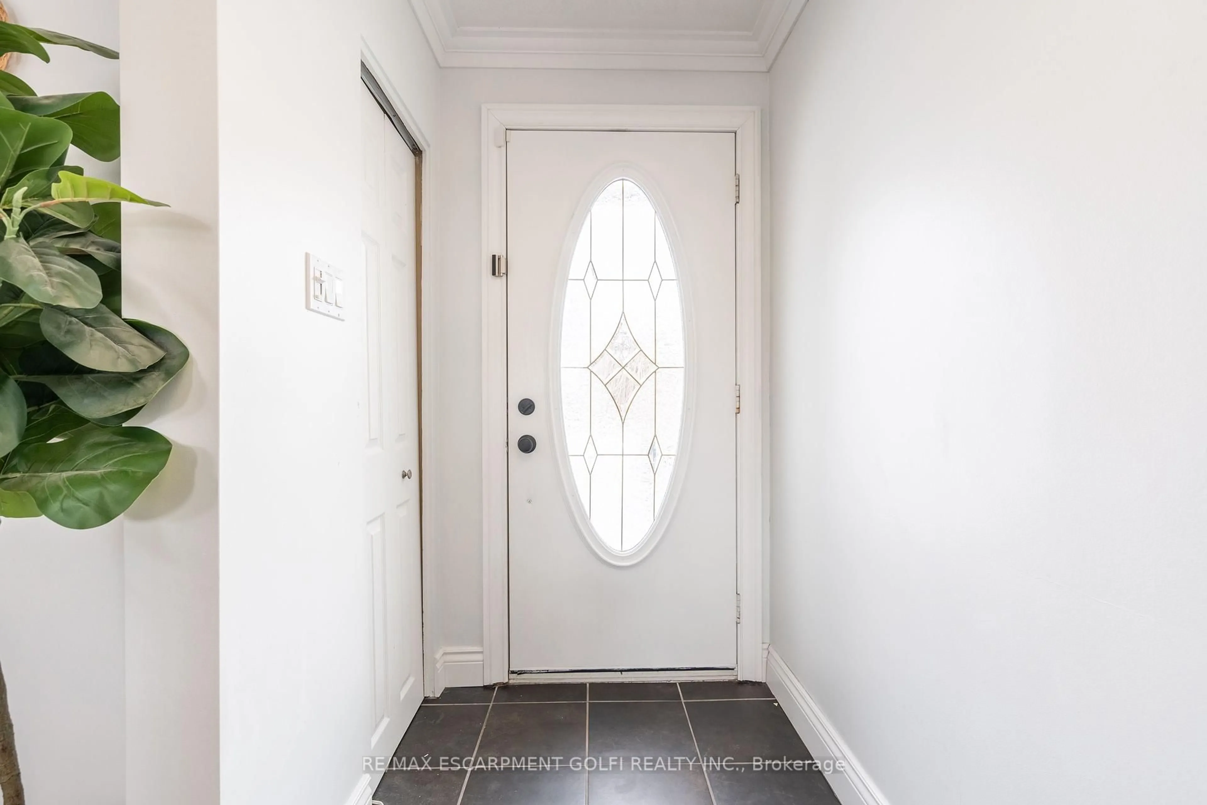 Indoor entryway for 118 Princeton Dr, Hamilton Ontario L8T 4B7