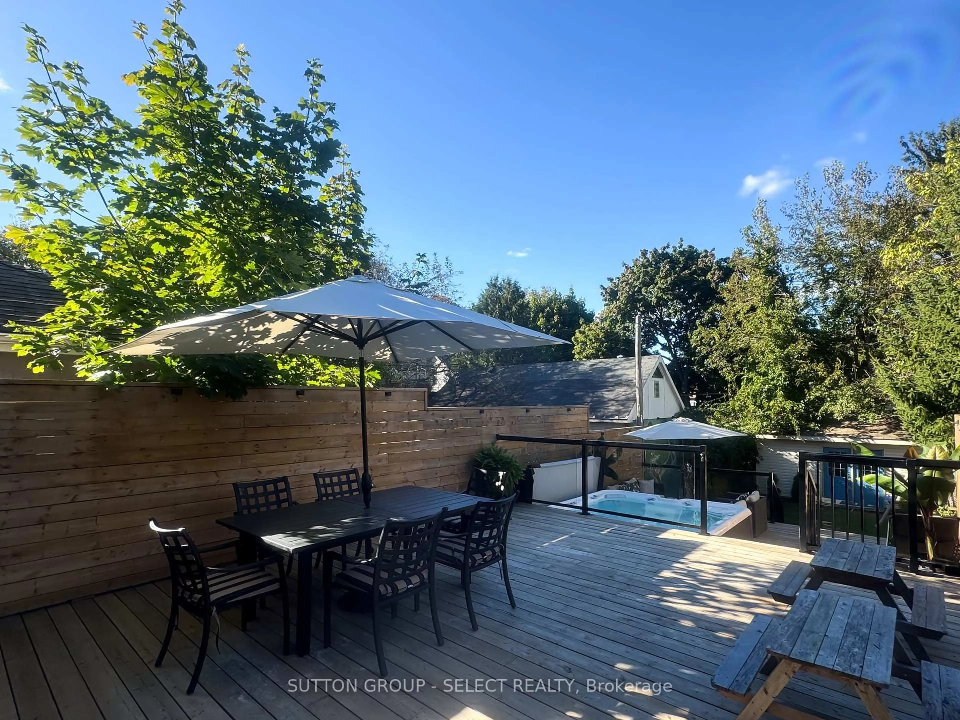 A pic from outside/outdoor area/front of a property/back of a property/a pic from drone, street for 558 Princess Ave, London Ontario N6B 2B9