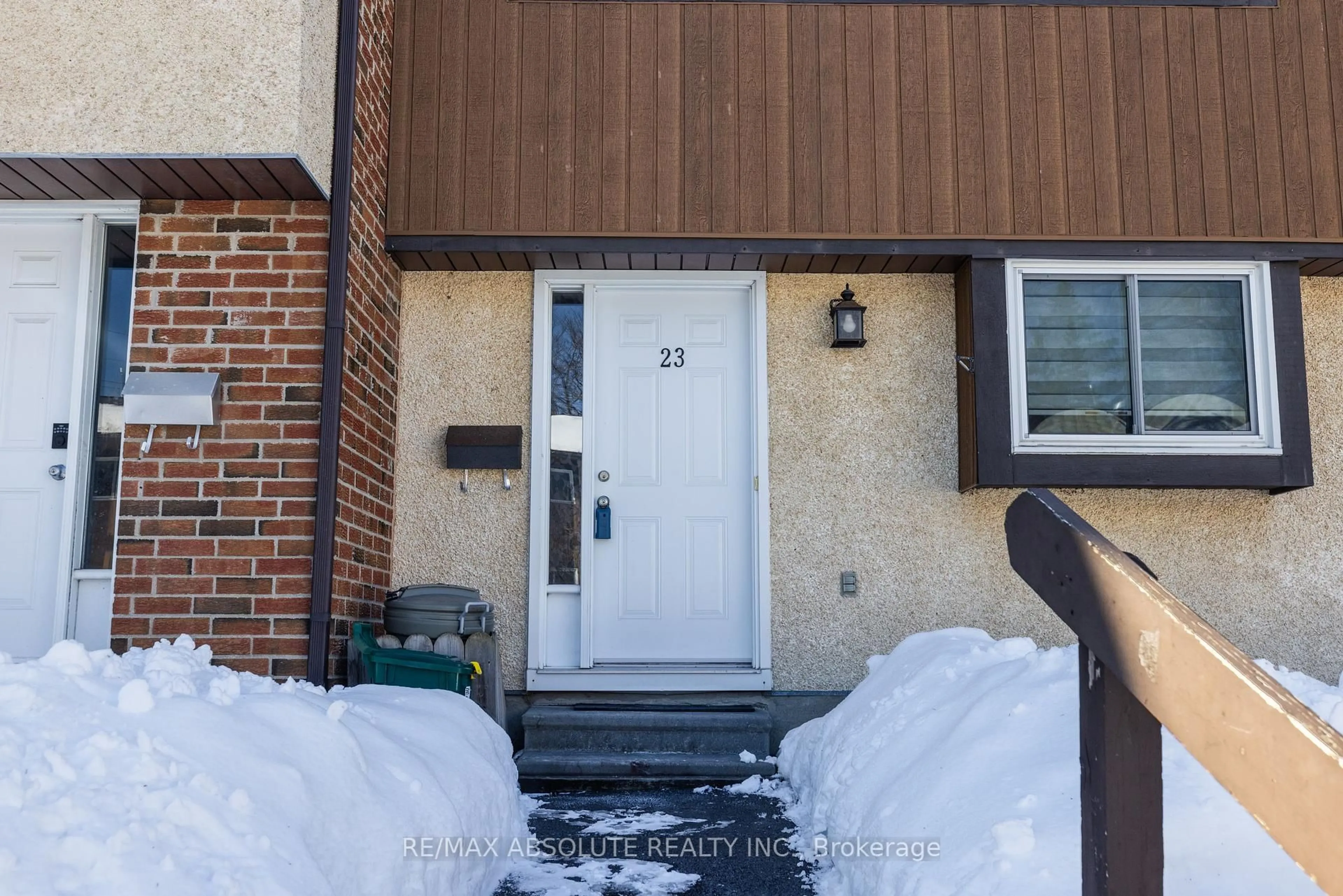 Indoor entryway for 23 Bering Crt, Kanata Ontario K2L 2B8