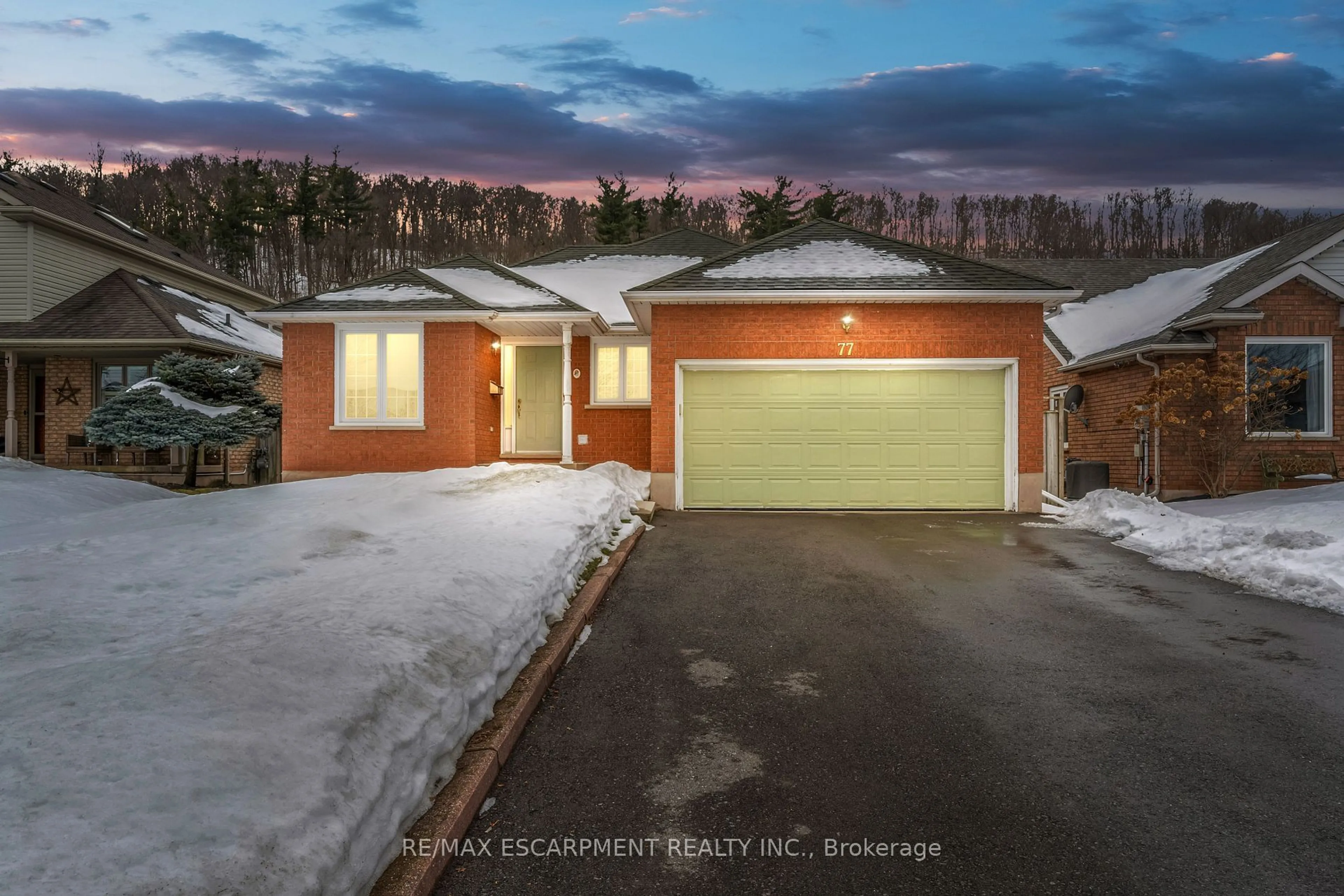 A pic from outside/outdoor area/front of a property/back of a property/a pic from drone, street for 77 Colonial Cres, Grimsby Ontario L3M 5H4