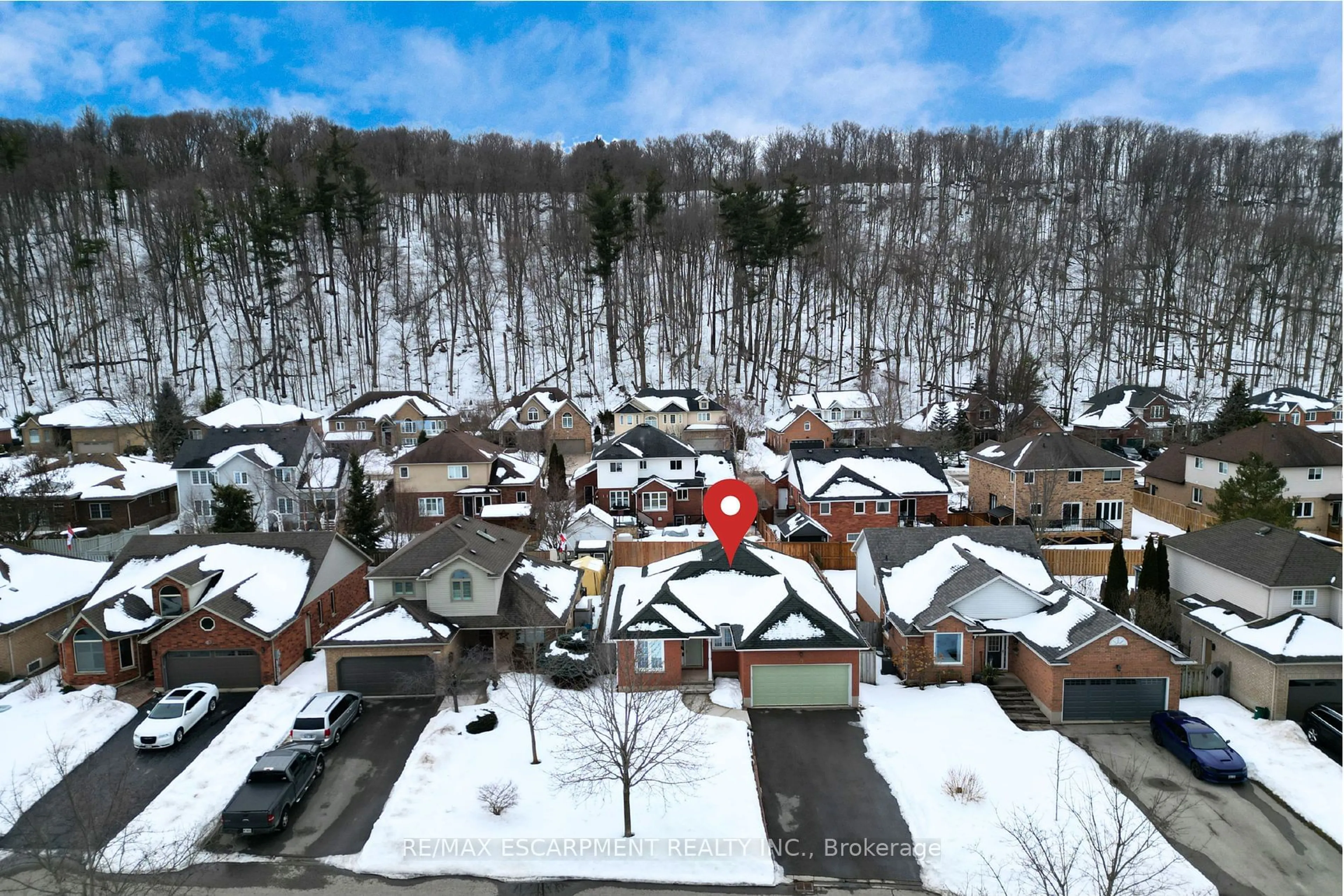 A pic from outside/outdoor area/front of a property/back of a property/a pic from drone, unknown for 77 Colonial Cres, Grimsby Ontario L3M 5H4