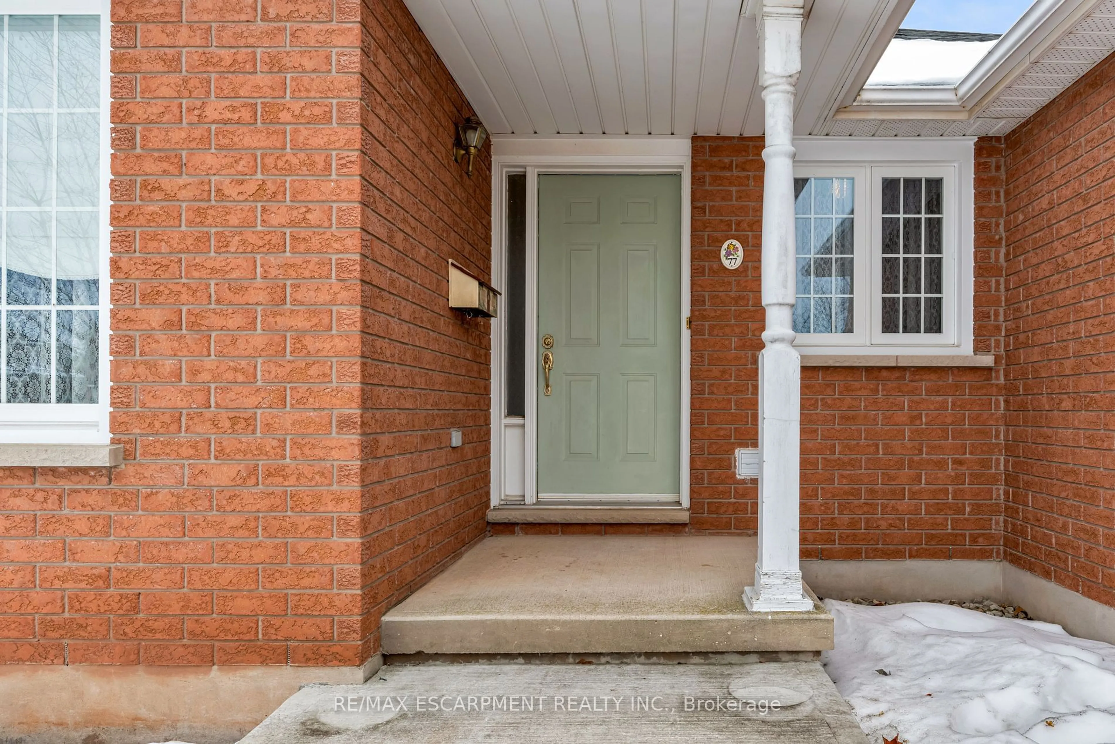 Indoor entryway for 77 Colonial Cres, Grimsby Ontario L3M 5H4