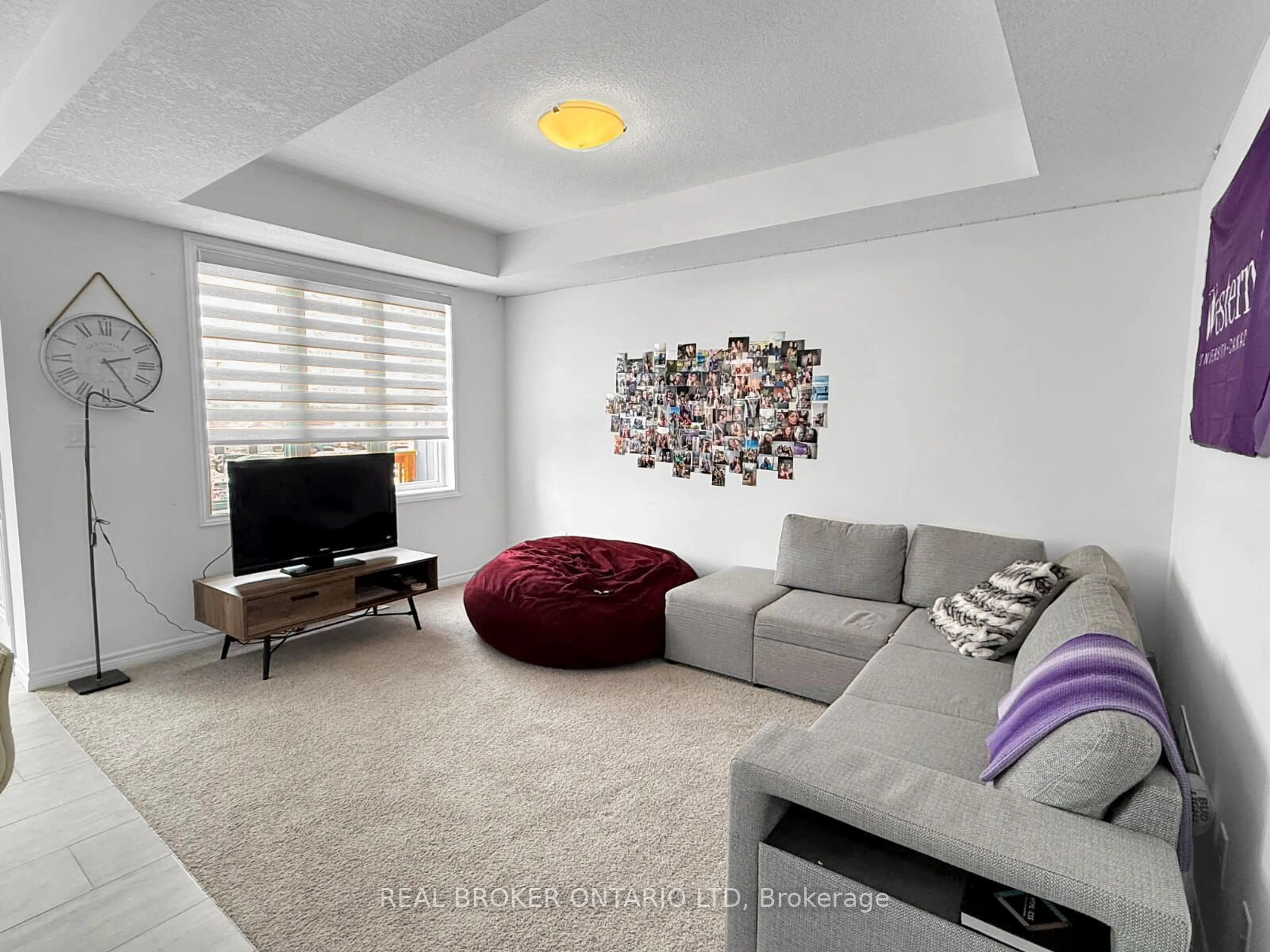 Living room with furniture, carpet floor for 1736 Finley Cres, London Ontario N6G 0W3