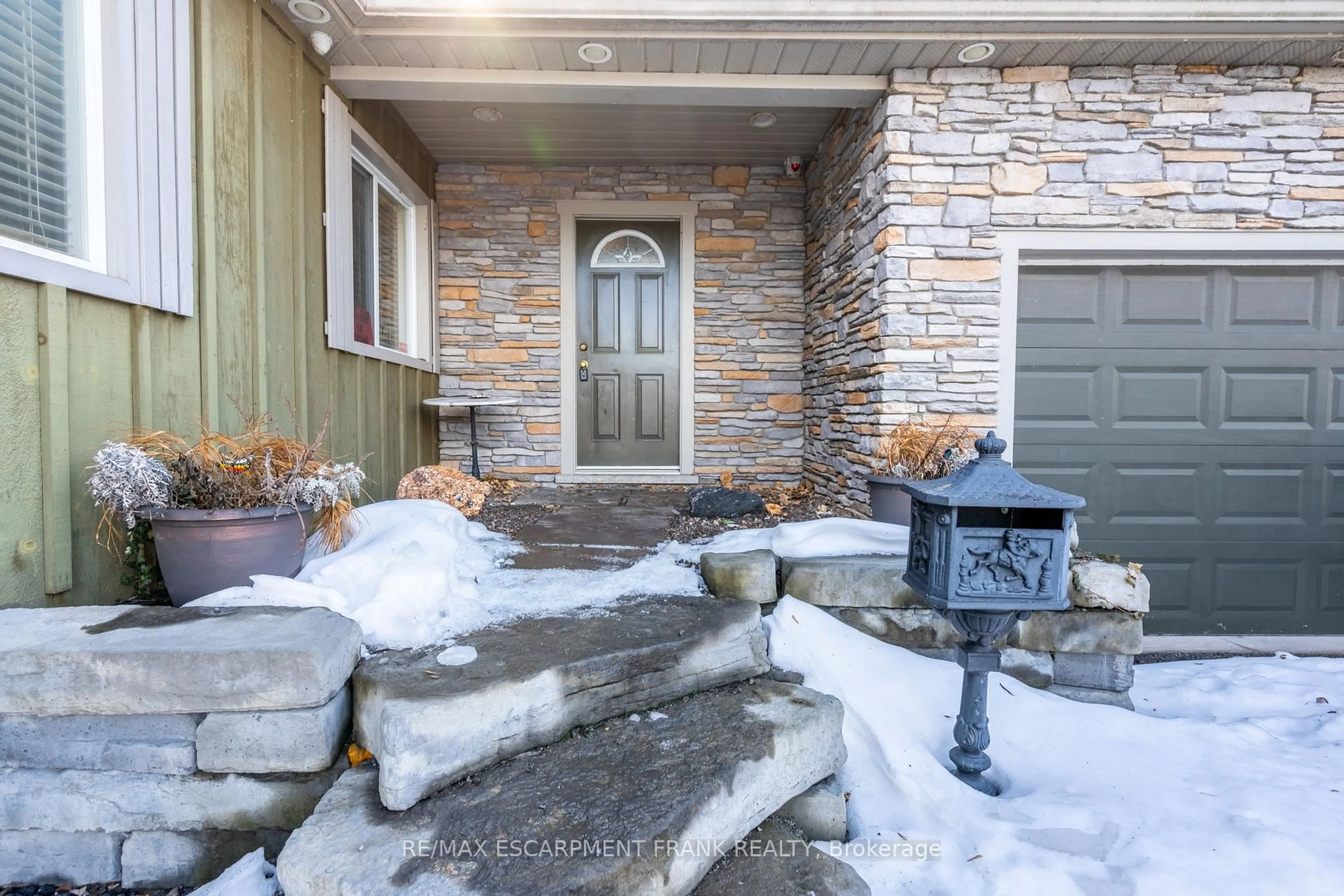 Indoor entryway for 30 Cecil St, St. Catharines Ontario L2N 4B2