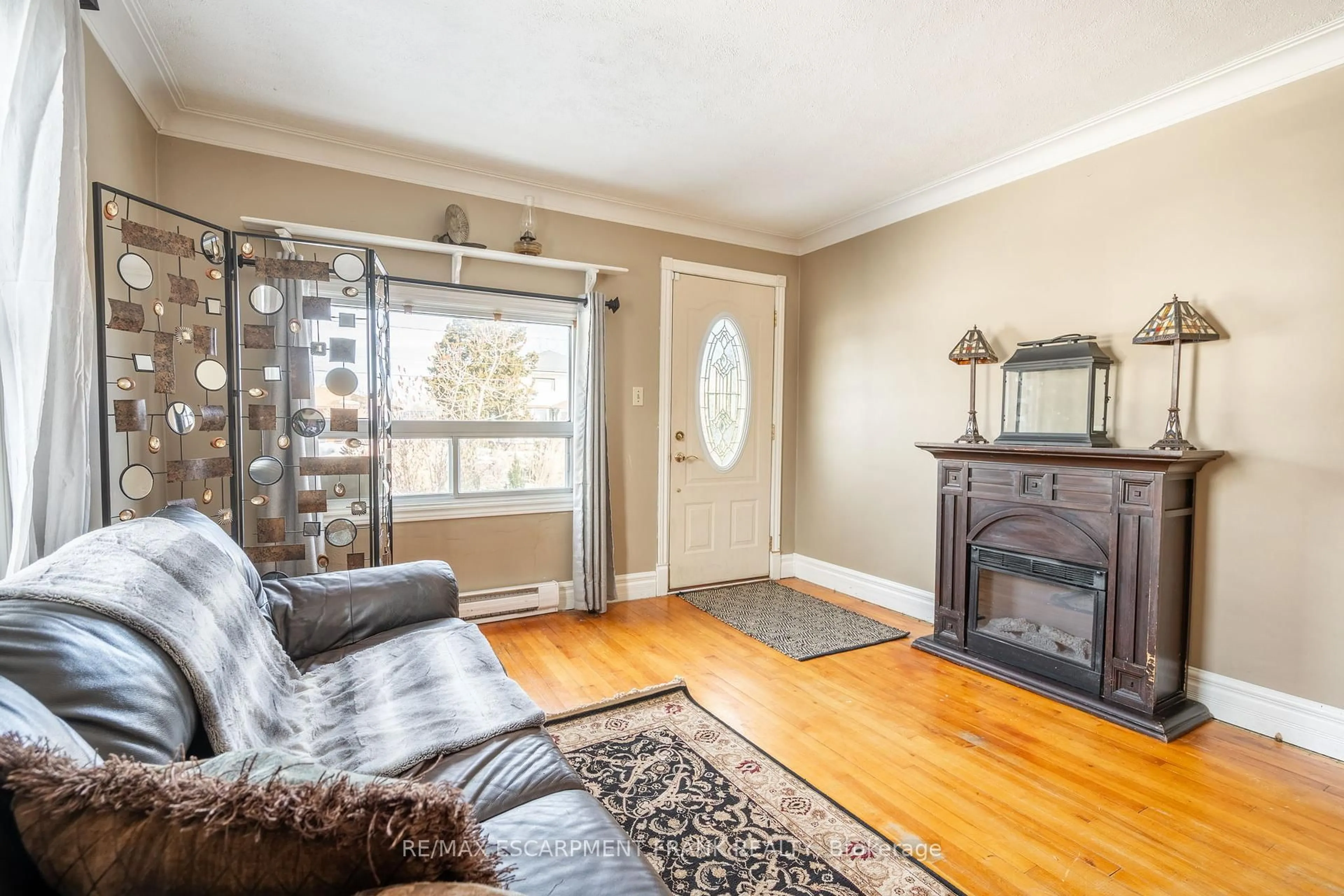 Living room with furniture, wood/laminate floor for 30 Cecil St, St. Catharines Ontario L2N 4B2