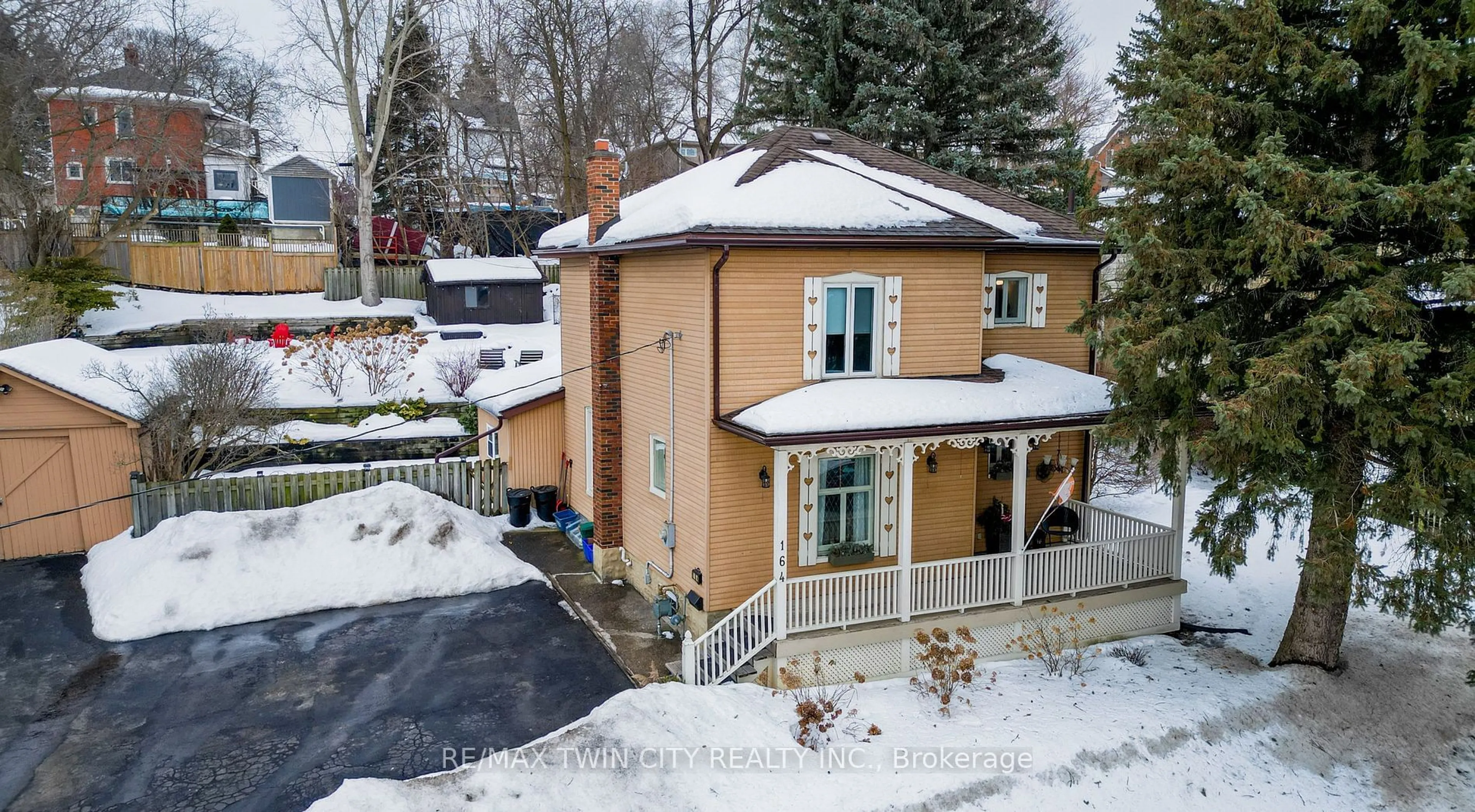 A pic from outside/outdoor area/front of a property/back of a property/a pic from drone, street for 164 Queen St, Cambridge Ontario N3C 2B2