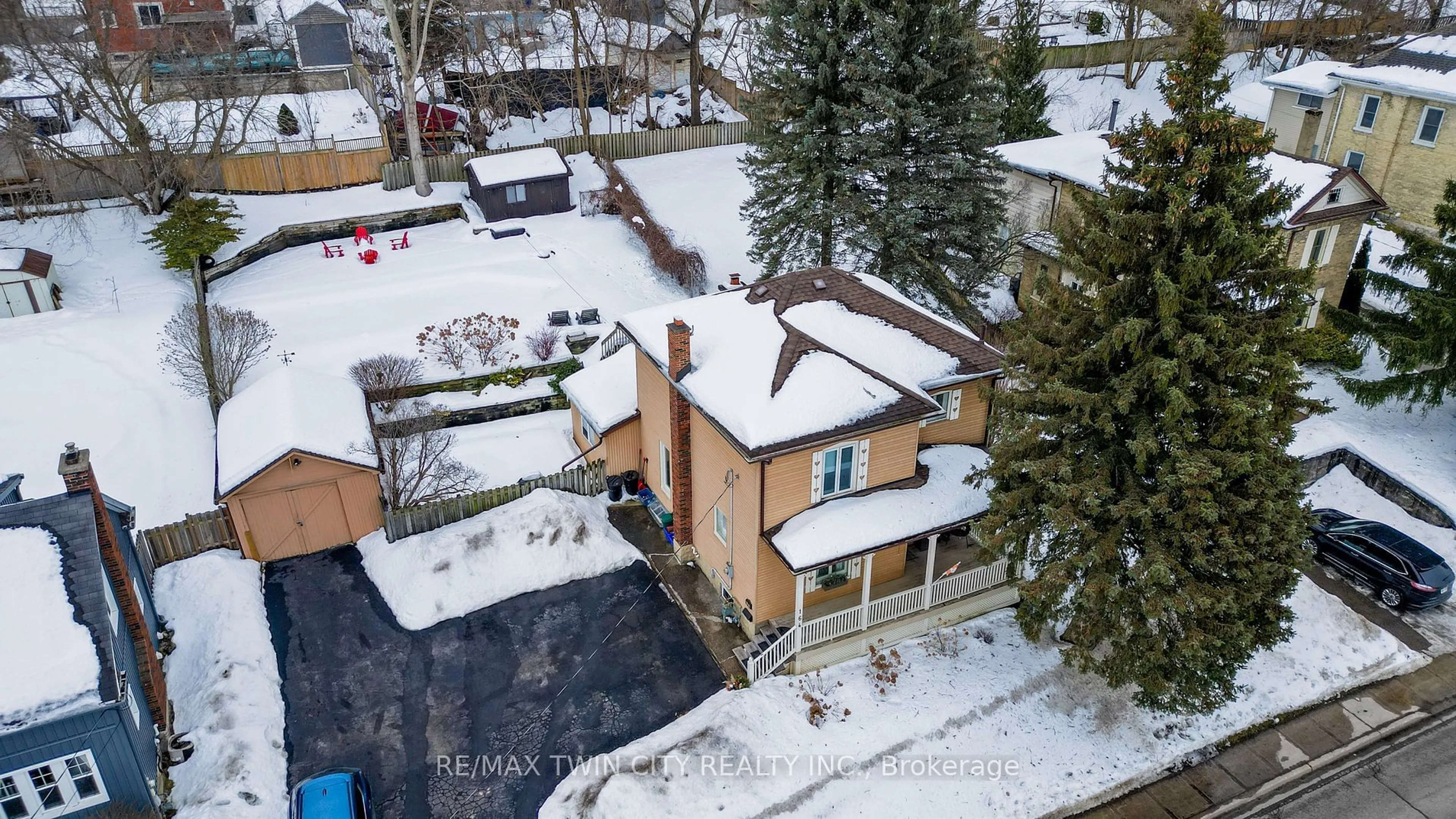 A pic from outside/outdoor area/front of a property/back of a property/a pic from drone, unknown for 164 Queen St, Cambridge Ontario N3C 2B2
