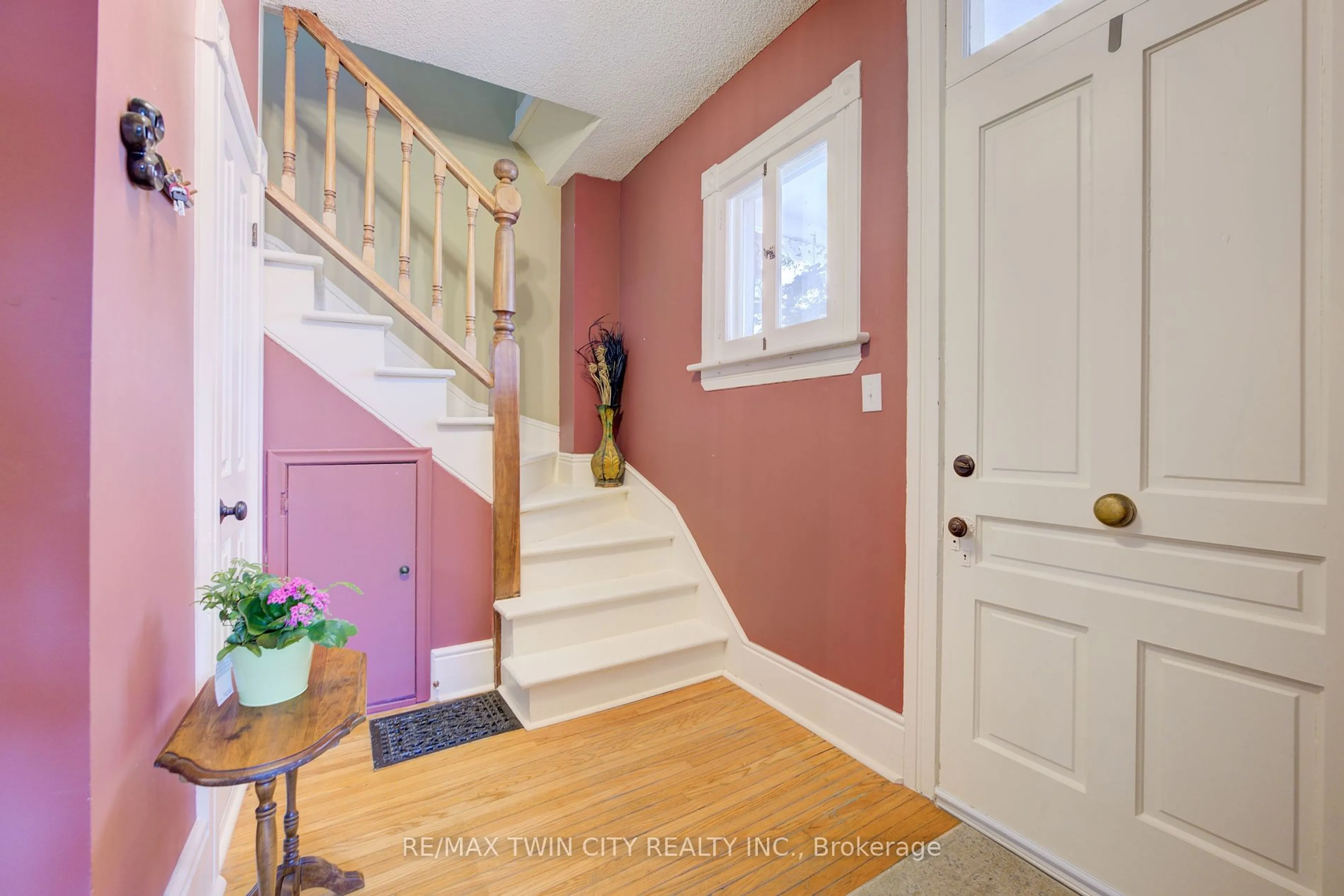 Indoor entryway for 164 Queen St, Cambridge Ontario N3C 2B2