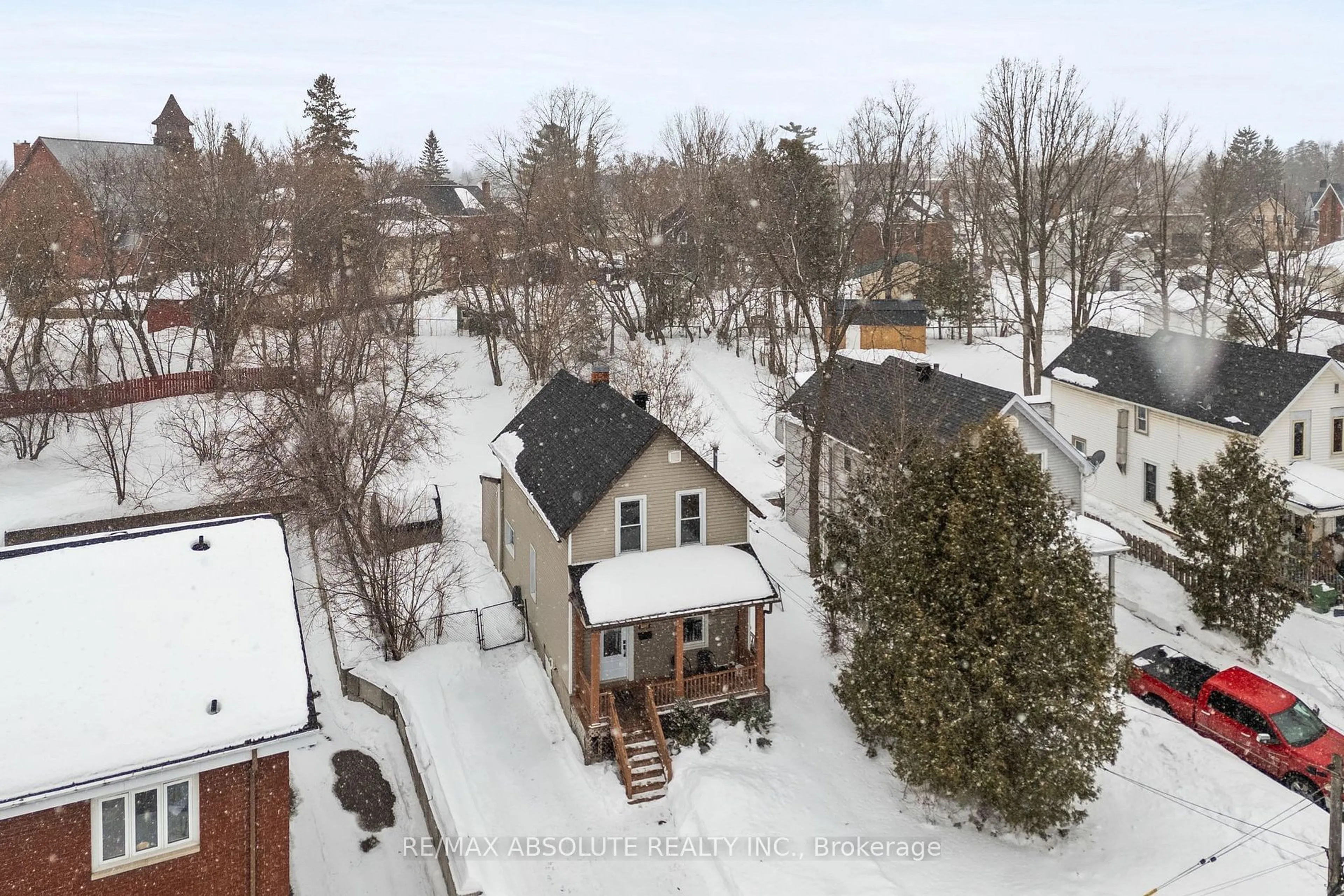 A pic from outside/outdoor area/front of a property/back of a property/a pic from drone, street for 134 Victoria St, Arnprior Ontario K7S 1T8