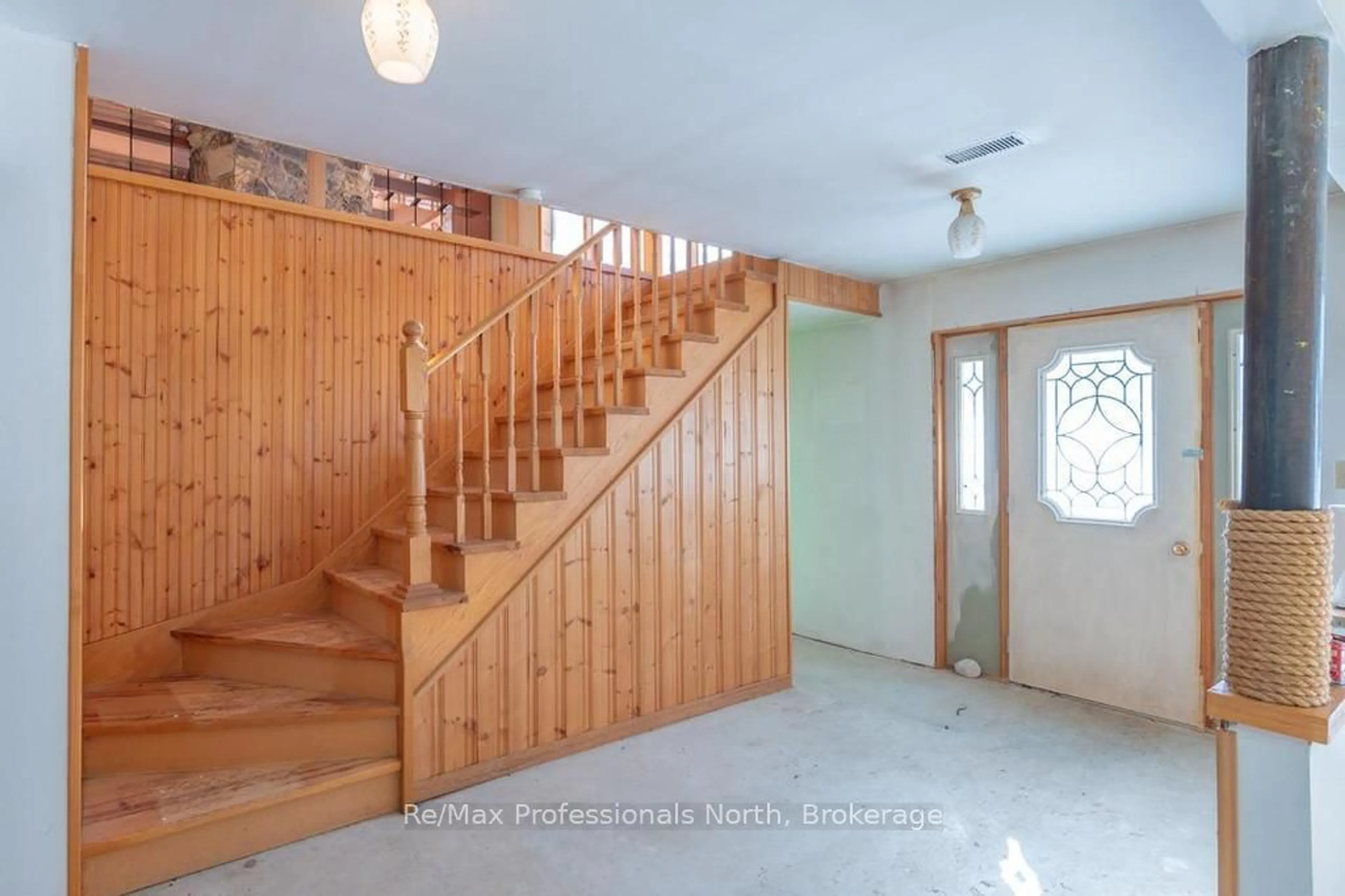 Indoor foyer for 3204 Gelert Rd, Minden Hills Ontario K0M 2K0