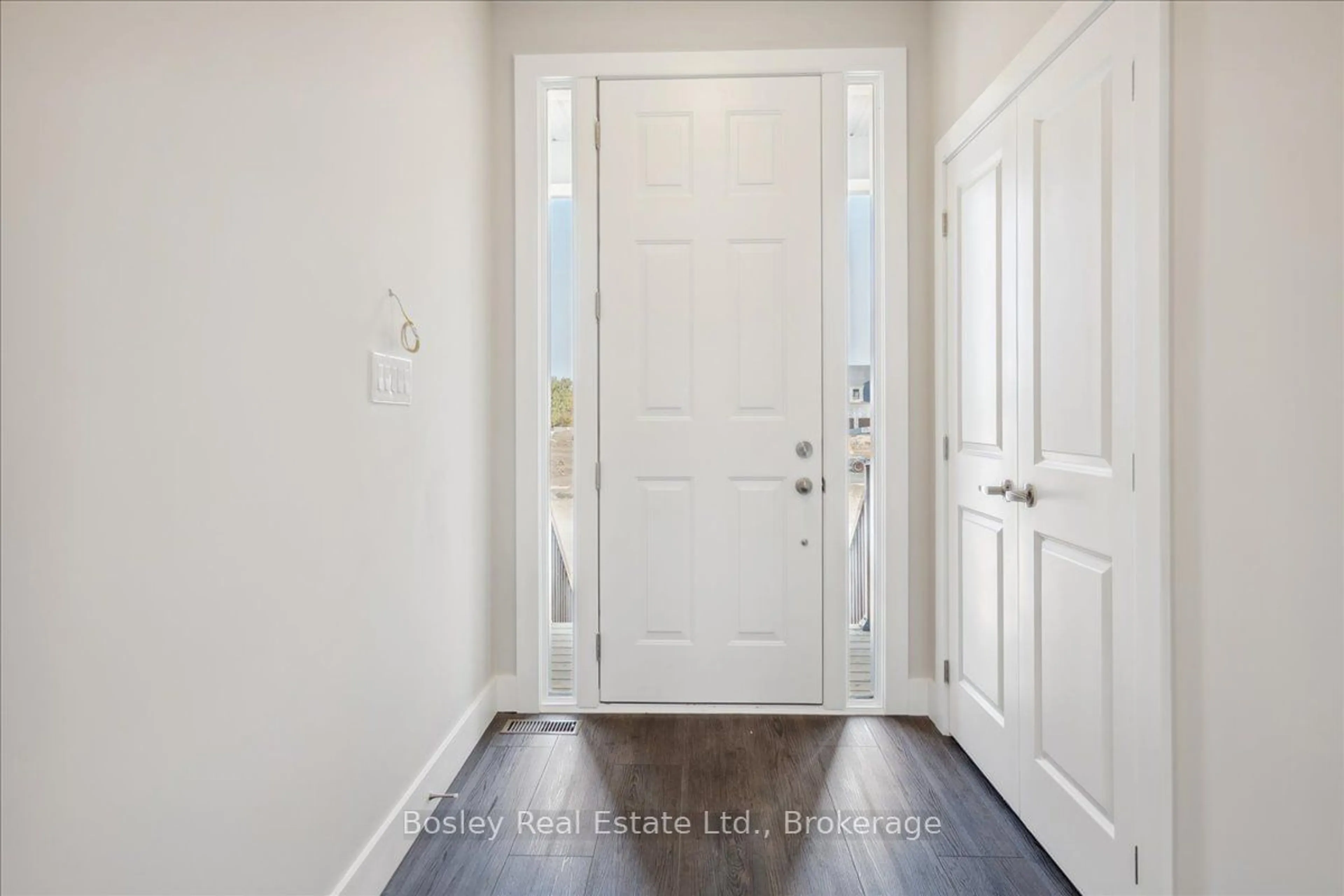 Indoor entryway for 163 SUGAR MAPLE St, Blue Mountains Ontario L9Y 0Z3