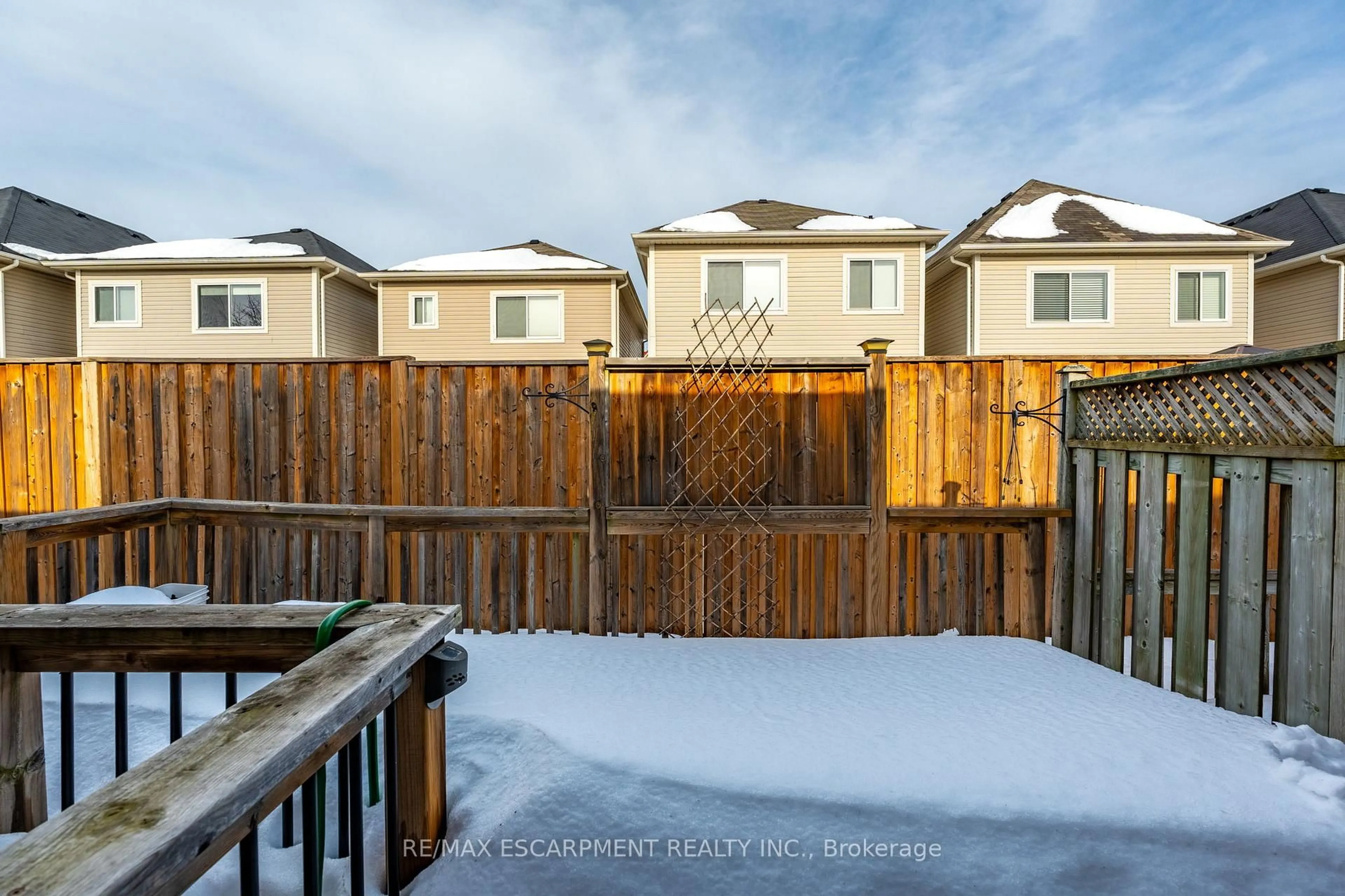 Patio, street for 222 Fellowes Cres #17, Hamilton Ontario L8B 0R1