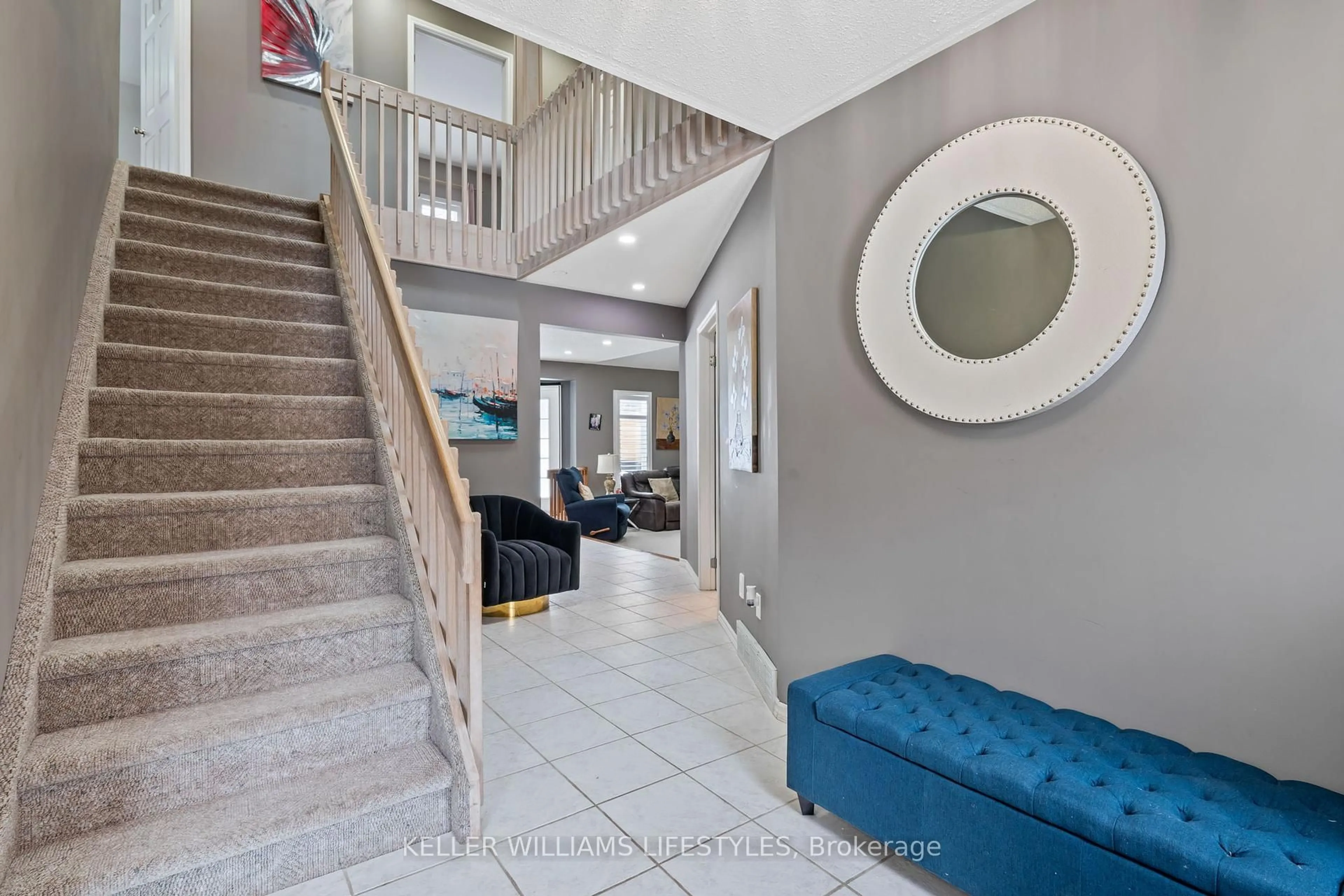 Indoor foyer for 635 Grand View Ave, London Ontario N6K 3G1