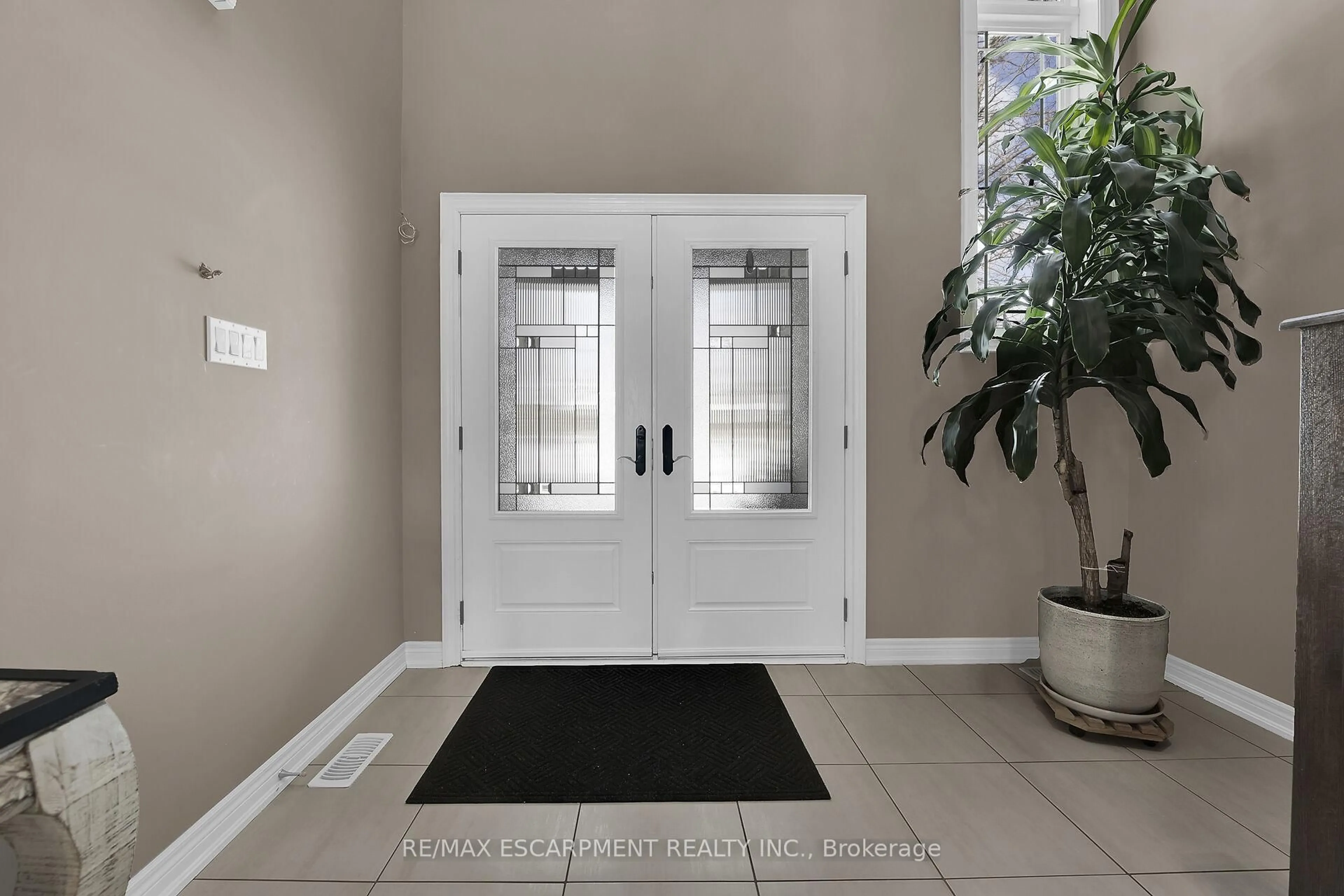 Indoor entryway for 186 Millen Rd, Hamilton Ontario L8E 2G5