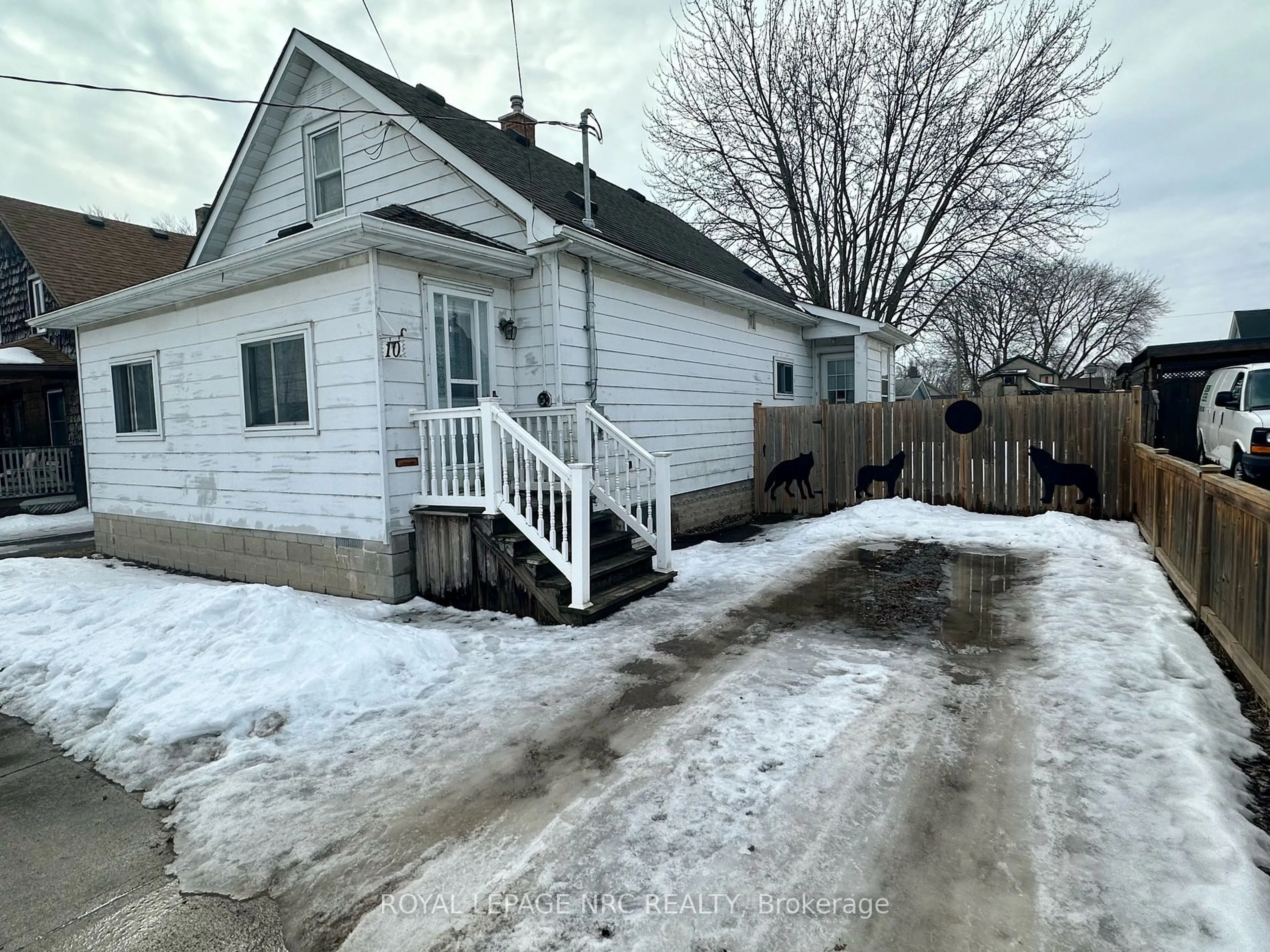 A pic from outside/outdoor area/front of a property/back of a property/a pic from drone, street for 10 Athoe St, Port Colborne Ontario L3K 2B4