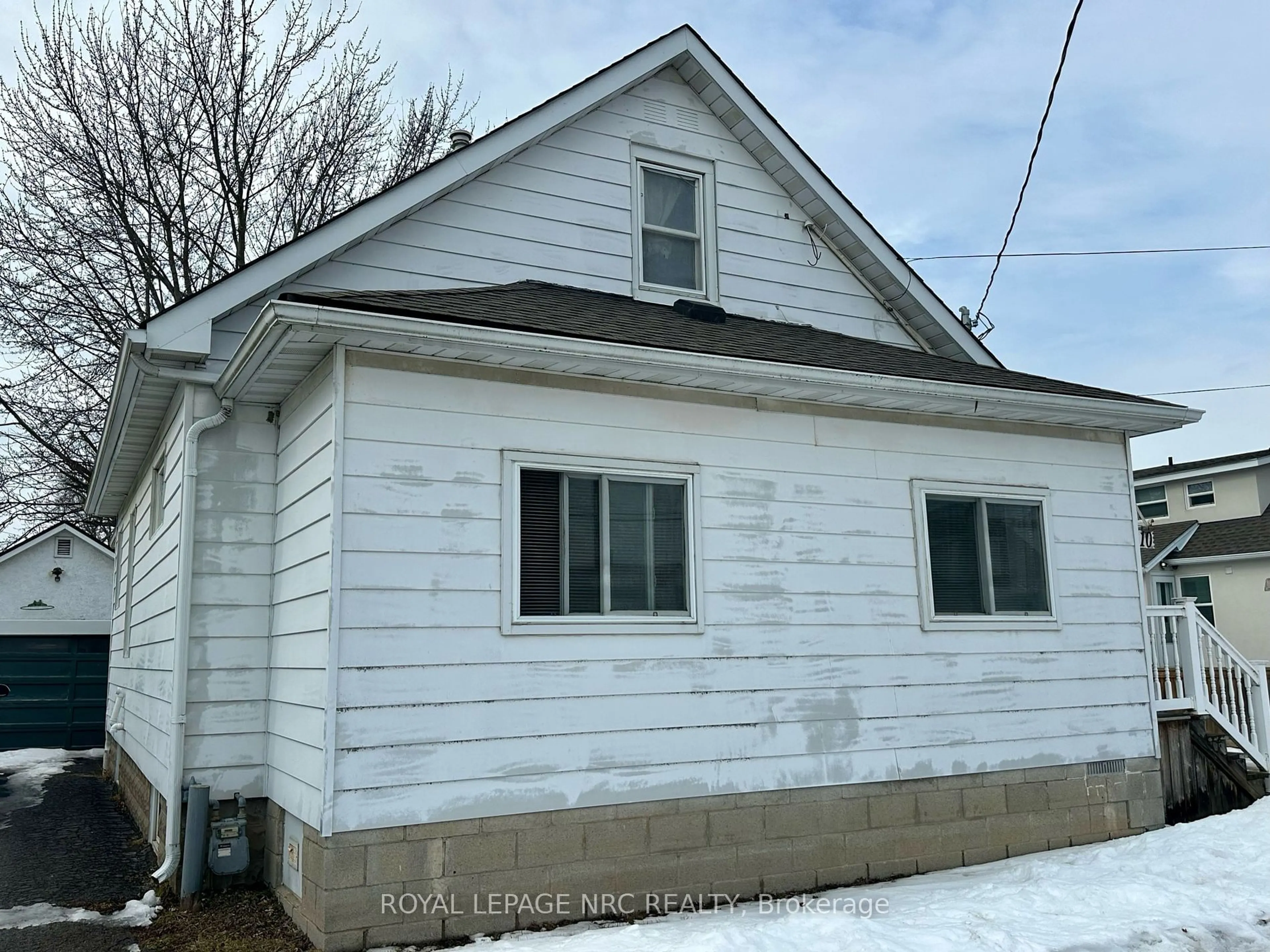 Home with vinyl exterior material, building for 10 Athoe St, Port Colborne Ontario L3K 2B4