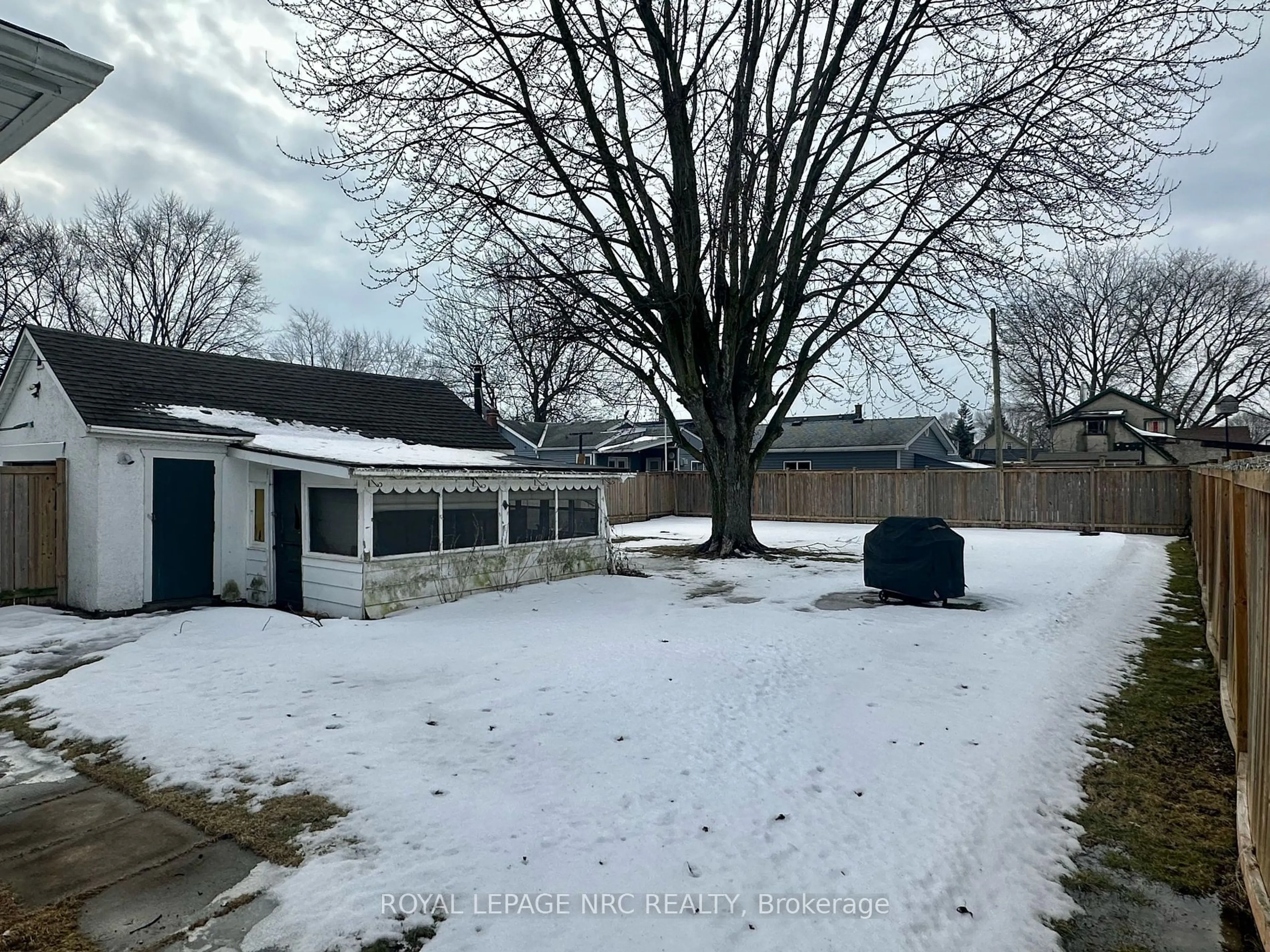 A pic from outside/outdoor area/front of a property/back of a property/a pic from drone, building for 10 Athoe St, Port Colborne Ontario L3K 2B4