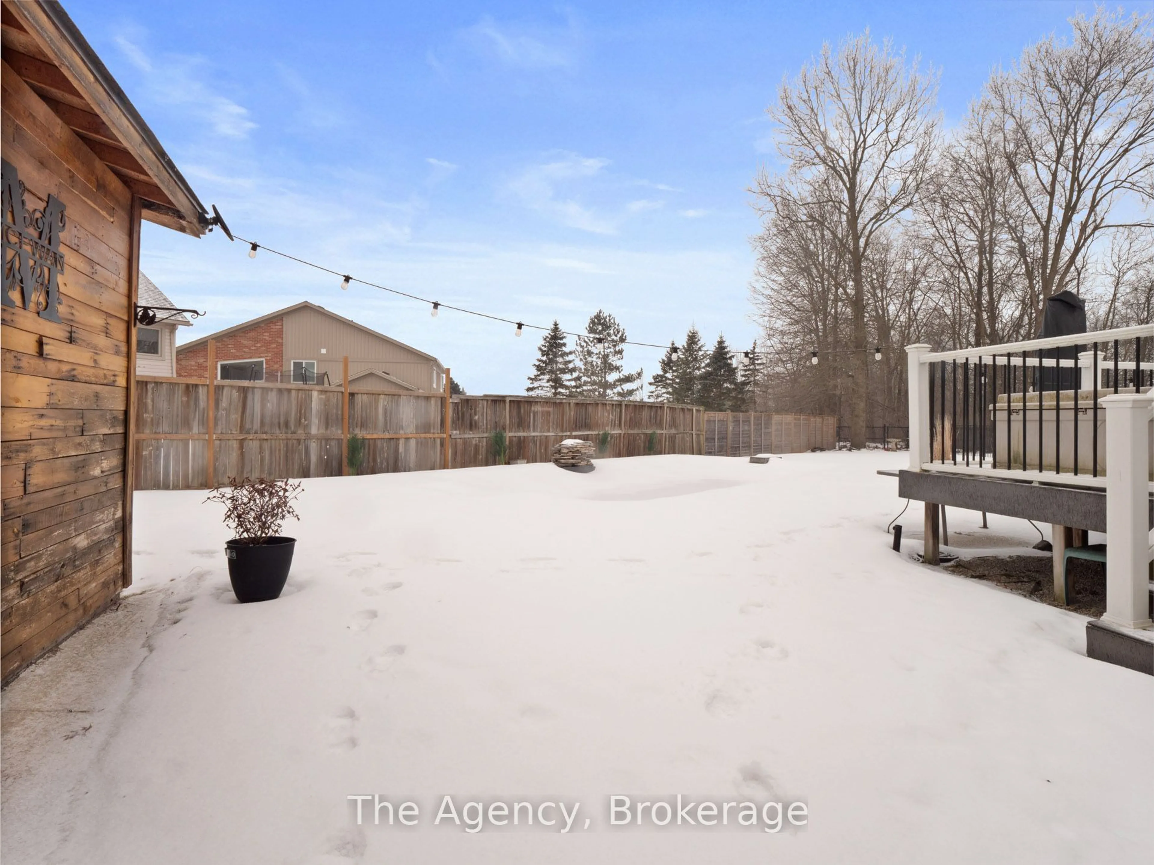 Patio, street for 4344 Southerland Crt, Niagara Falls Ontario L2G 7W4