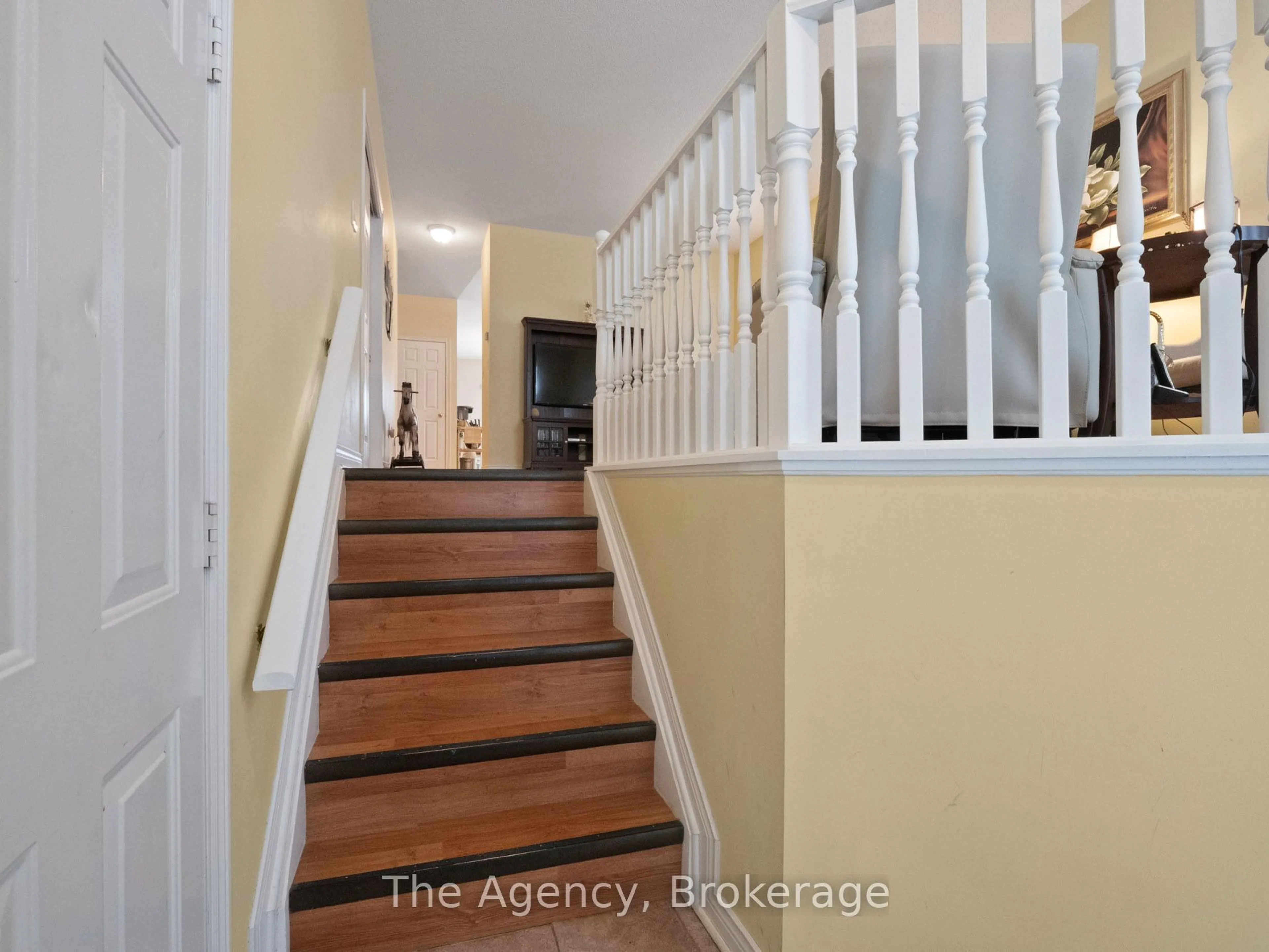 Indoor entryway for 4344 Southerland Crt, Niagara Falls Ontario L2G 7W4