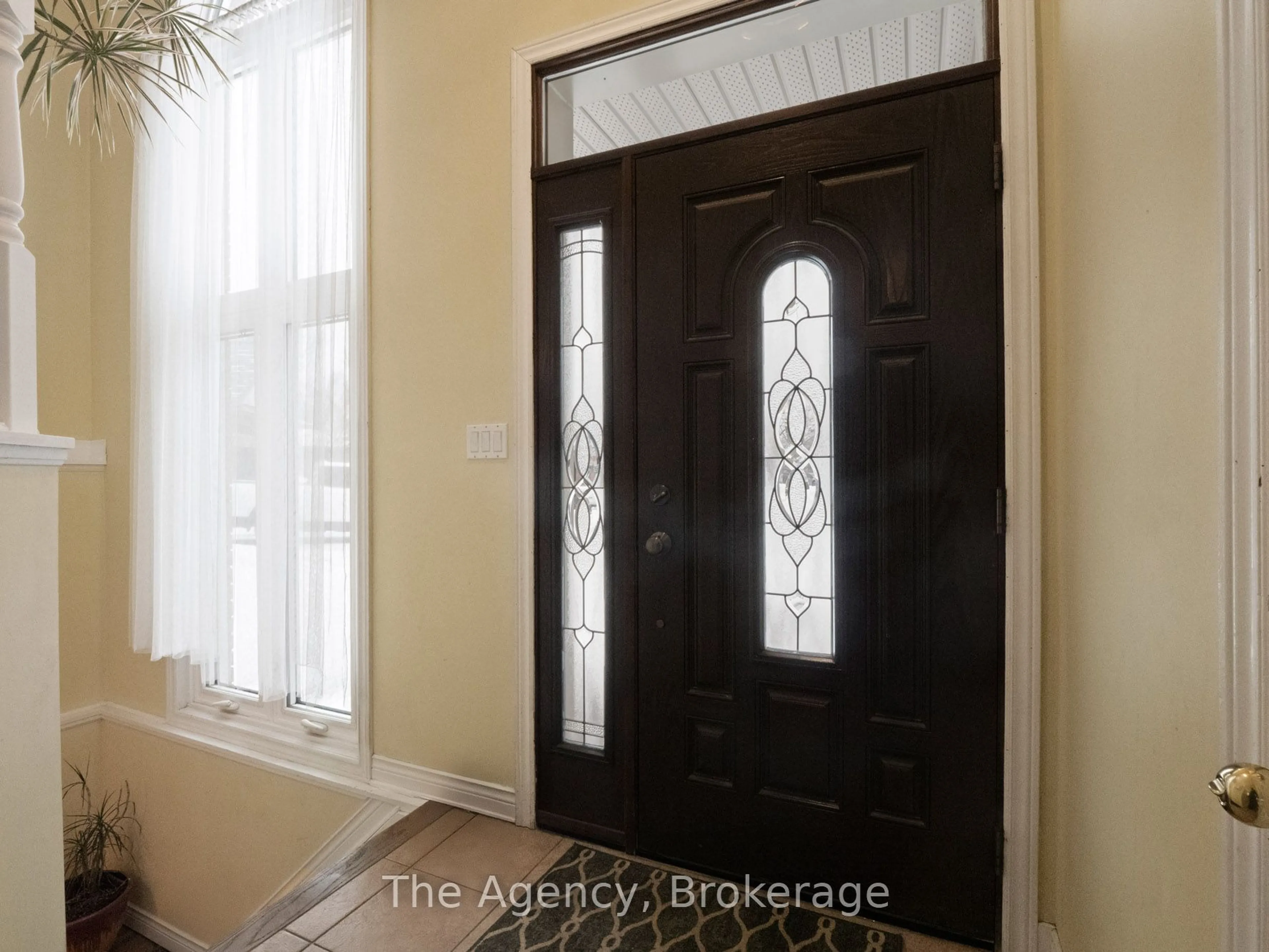 Indoor entryway for 4344 Southerland Crt, Niagara Falls Ontario L2G 7W4