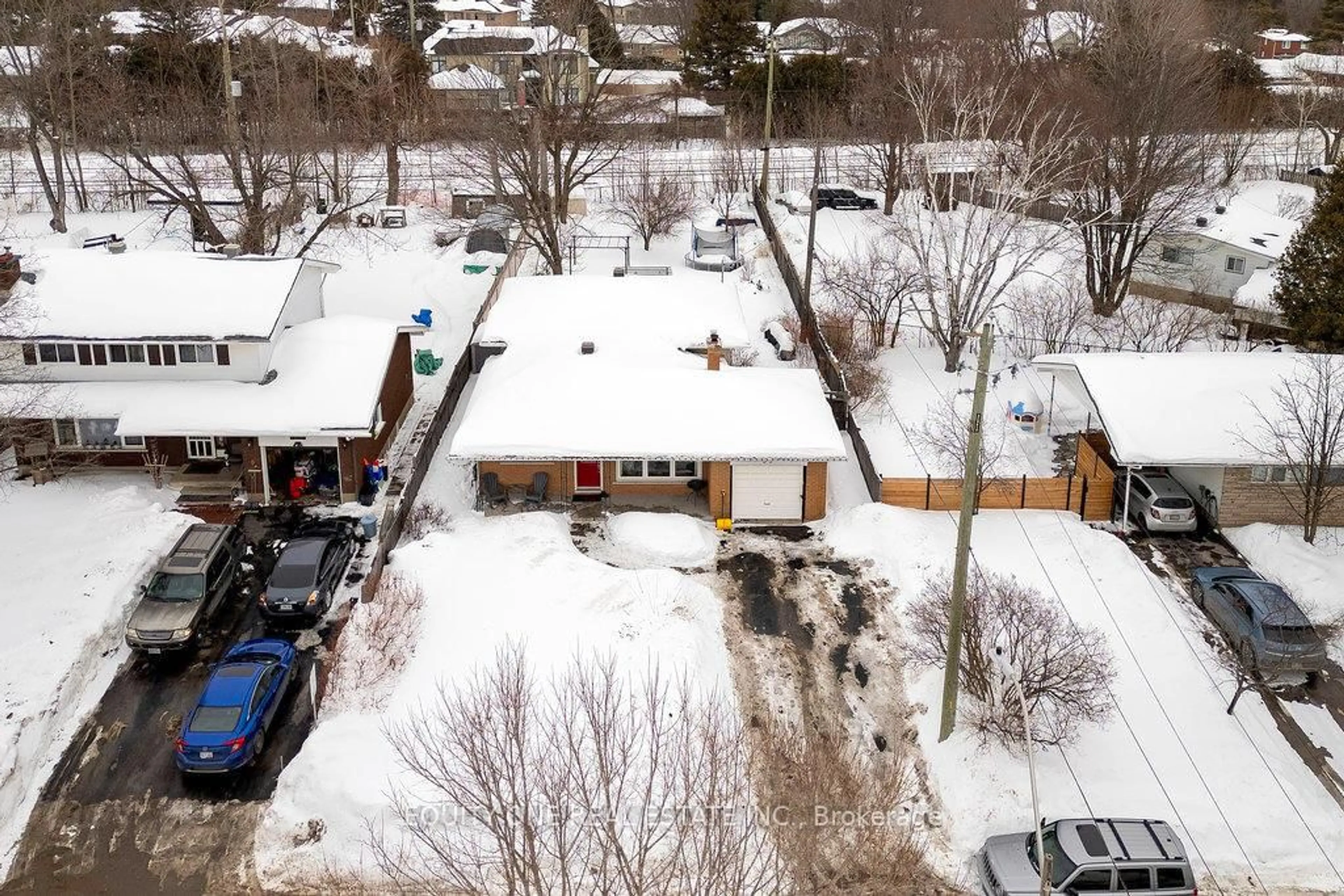 A pic from outside/outdoor area/front of a property/back of a property/a pic from drone, street for 33 Fielding Crt, Billings Bridge - Riverside Park and Area Ontario K1V 7H2