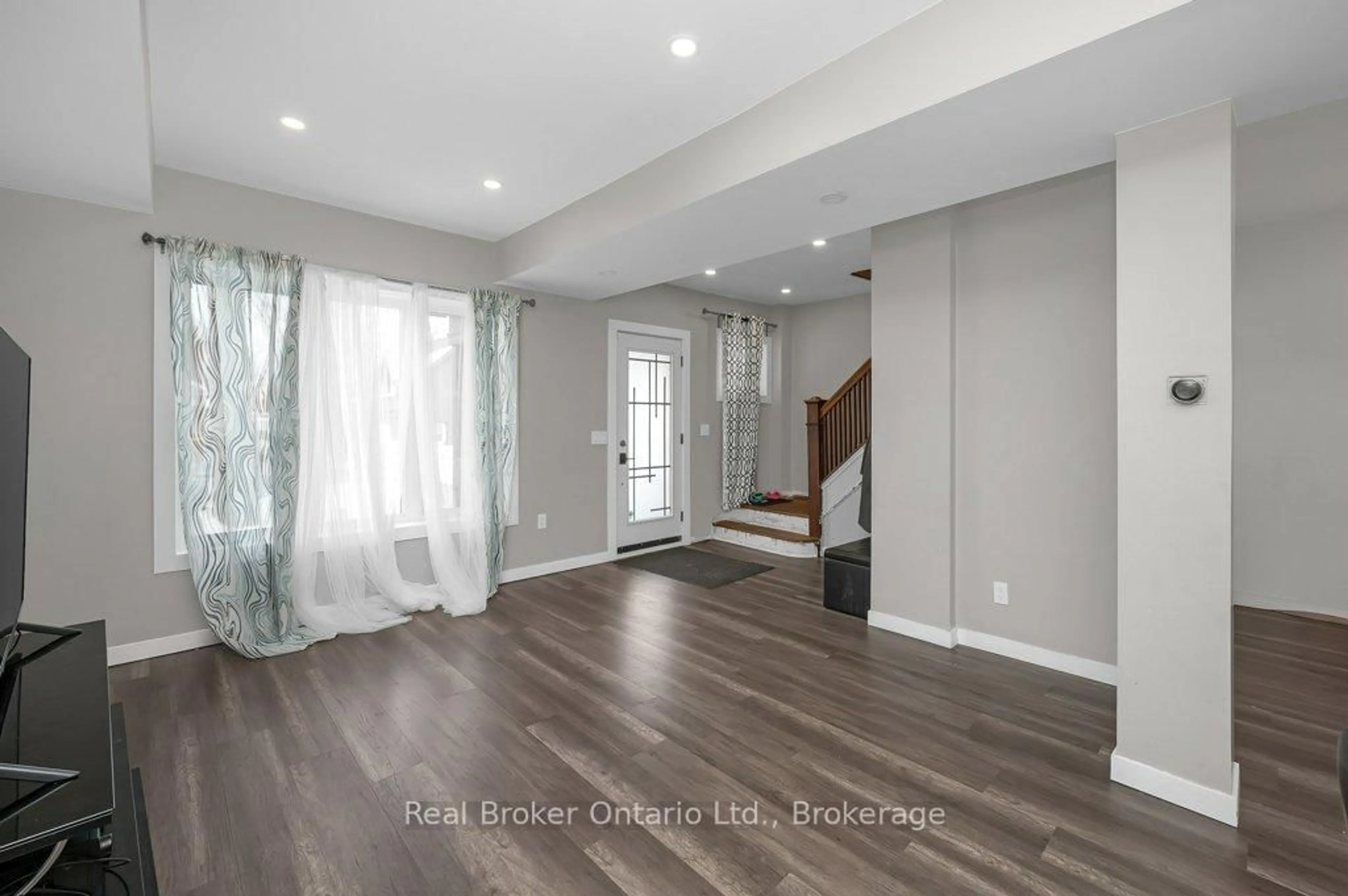 Indoor entryway for 109 Arthur St, Brantford Ontario N3S 3J3