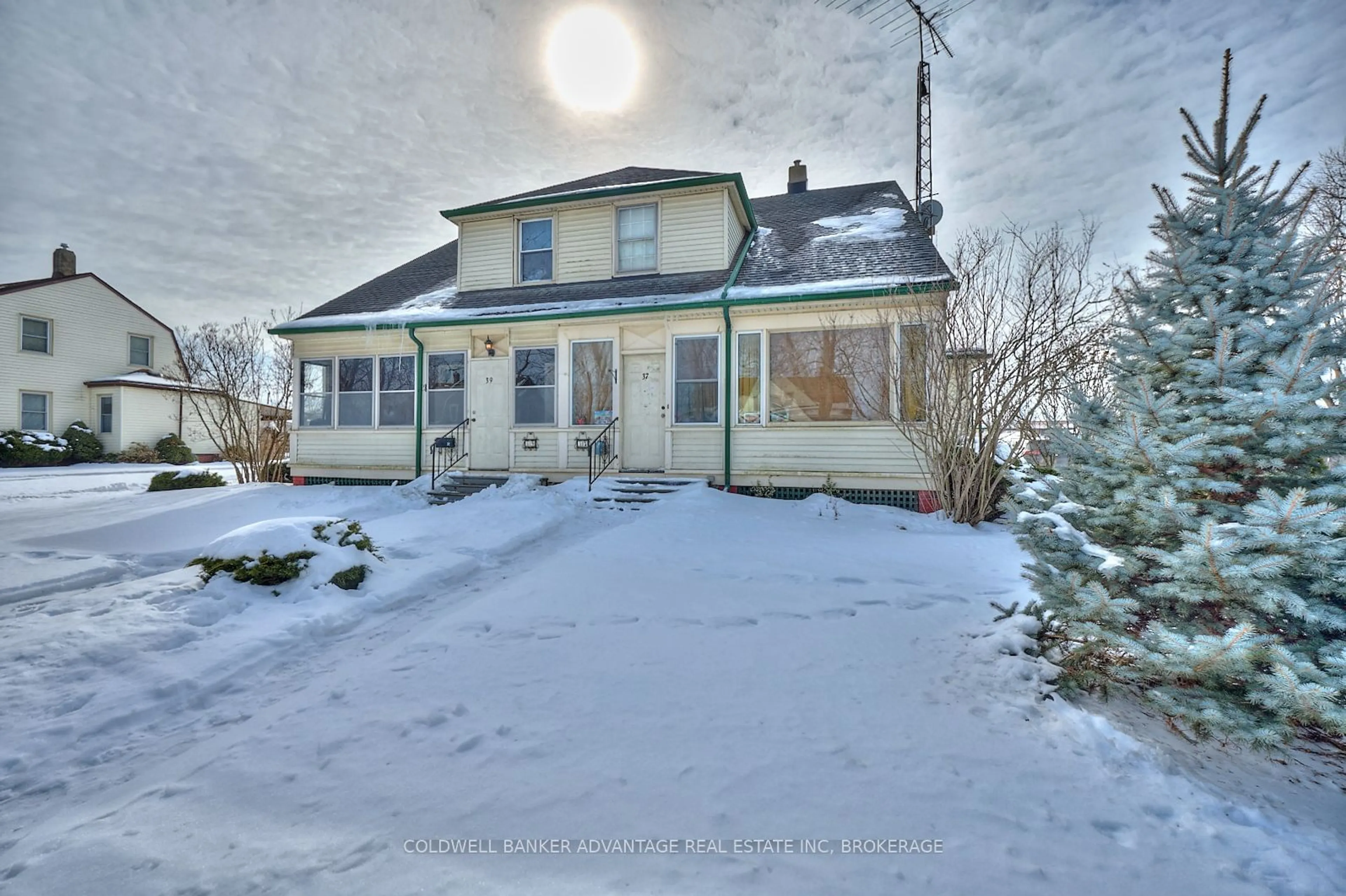 A pic from outside/outdoor area/front of a property/back of a property/a pic from drone, street for 37 First St, Welland Ontario L3B 4R8