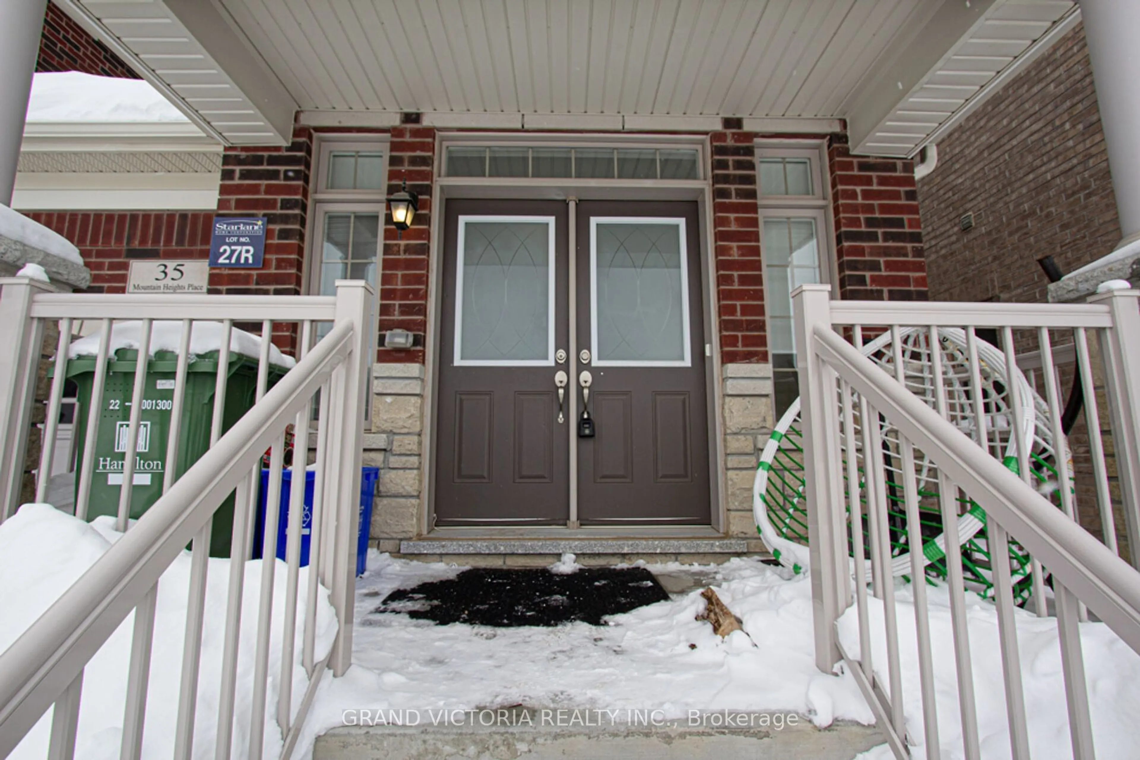 Indoor entryway for 35 Mountain Heights Pl, Hamilton Ontario L8B 1X7