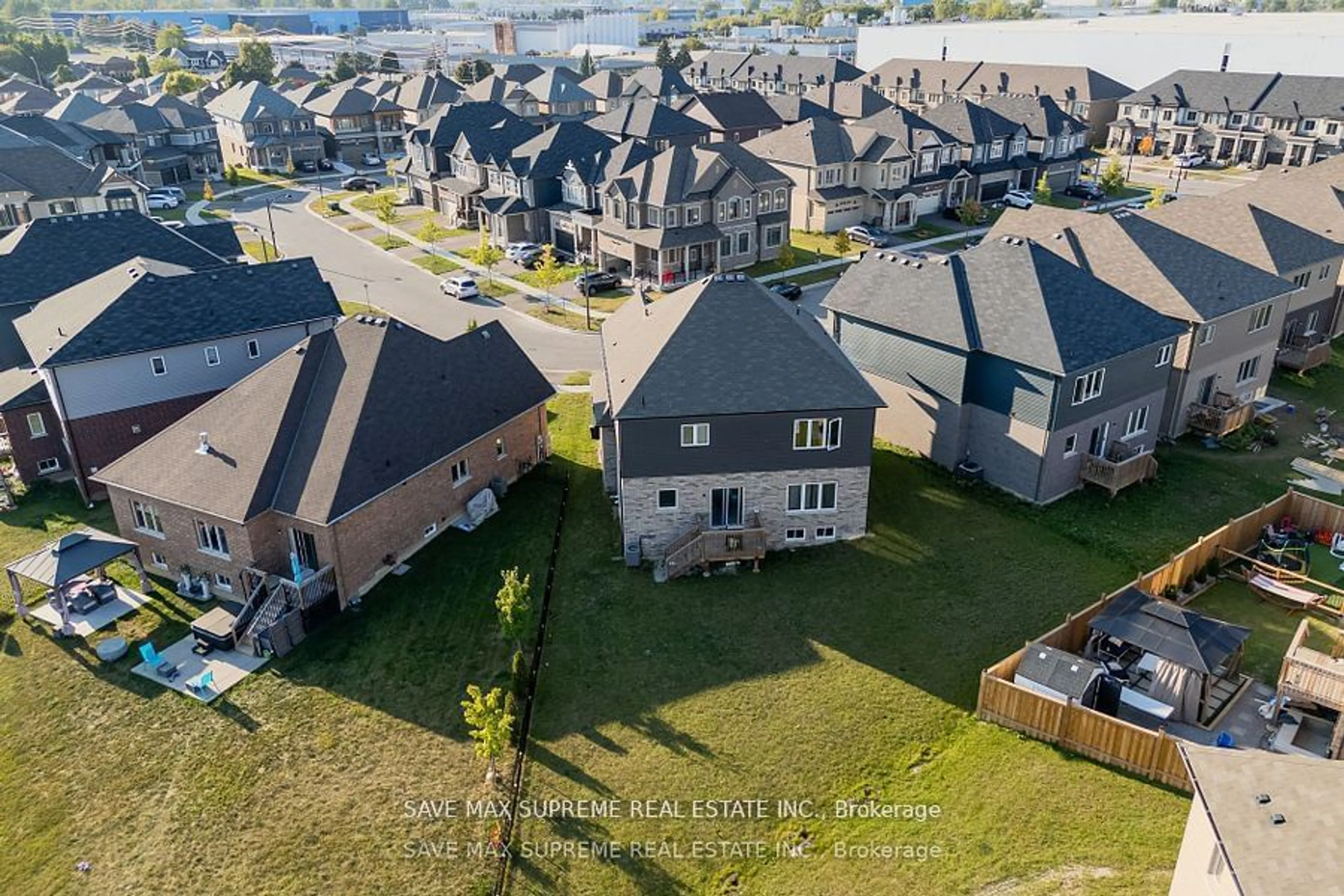 A pic from outside/outdoor area/front of a property/back of a property/a pic from drone, street for 32 Sleeth St, Brantford Ontario N3S 0J7